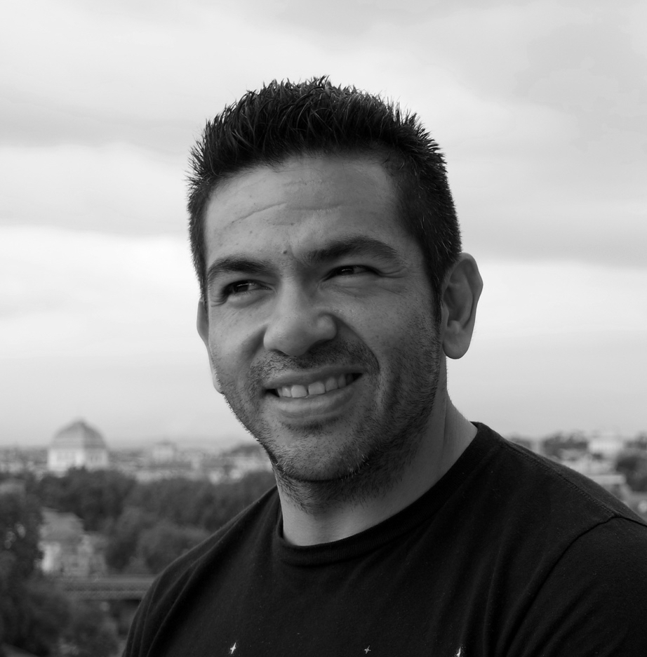 Salvador Camacho Salvadores un profesional multidisciplinario: Ingeniero en construcción, maestro en administración de negocios (MBA) y maestro en salud internacional (MscIH). Actualmente es candidato a doctor en salud pública por la Universidad de Heidelberg, Alemania, con el tema "El uso de herramientas de Behavioral Economics para combatir la obesidad", con el cuál busca modificar algunos paradigmas, que él mismo también tuvo, que impiden el abatimiento de la epidemia. Aficionado al deporte desde niño ha participado en distintas disciplinas y ha sido coach y atleta de Crossfit por los últimos 5 años. Cree firmemente en la unión familiar, es un músico amateur, adora a los perros y también es aficionado a los vinos mexicanos.