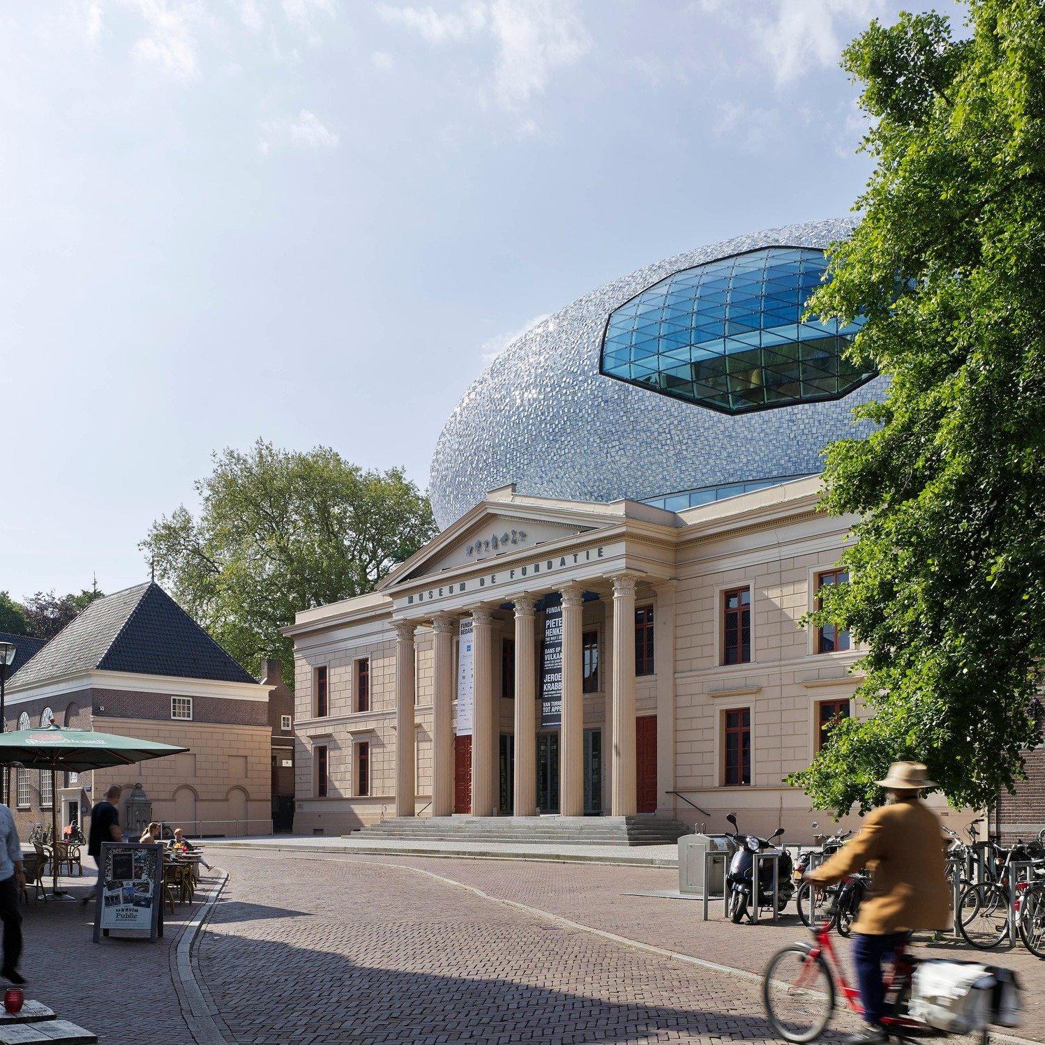 🥚✨ The Incredible Un-edible Egg. Designed by @biermanhenket, a futuristic dome in Zwolle, the Netherlands hatched right on top of a 19th-century courthouse and suddenly, the @defundatie became an instant architectural icon. Love a bold mash-up of ol