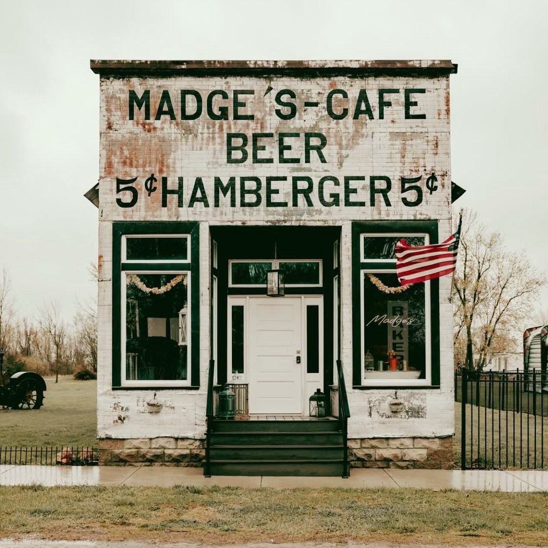 This retro Americana storefront is a total time capsule. Madge&rsquo;s Caf&eacute; in Millerton, Iowa brings back the spirit of a bygone era! Can you even imagine burgers (with an &quot;e&quot; - great stuff!) for just 5&cent;? 

#vintagestorefront #