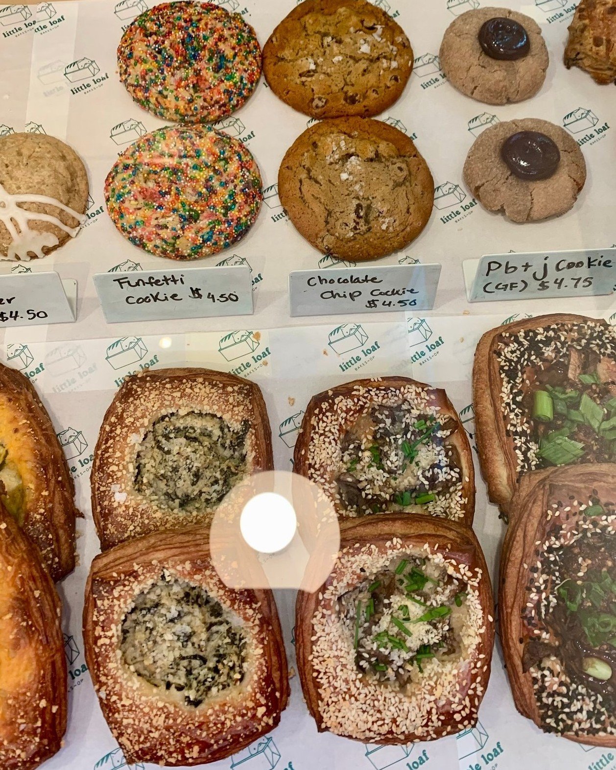 Seems like I&rsquo;m all about New Paltz these days&hellip; and I&rsquo;m not mad about it 🍪💛 To keep the love going, I just discovered a new vegan caf&eacute; on Main Street &mdash; @littleloafbakeshop. What an extraordinary, delicious little gem 