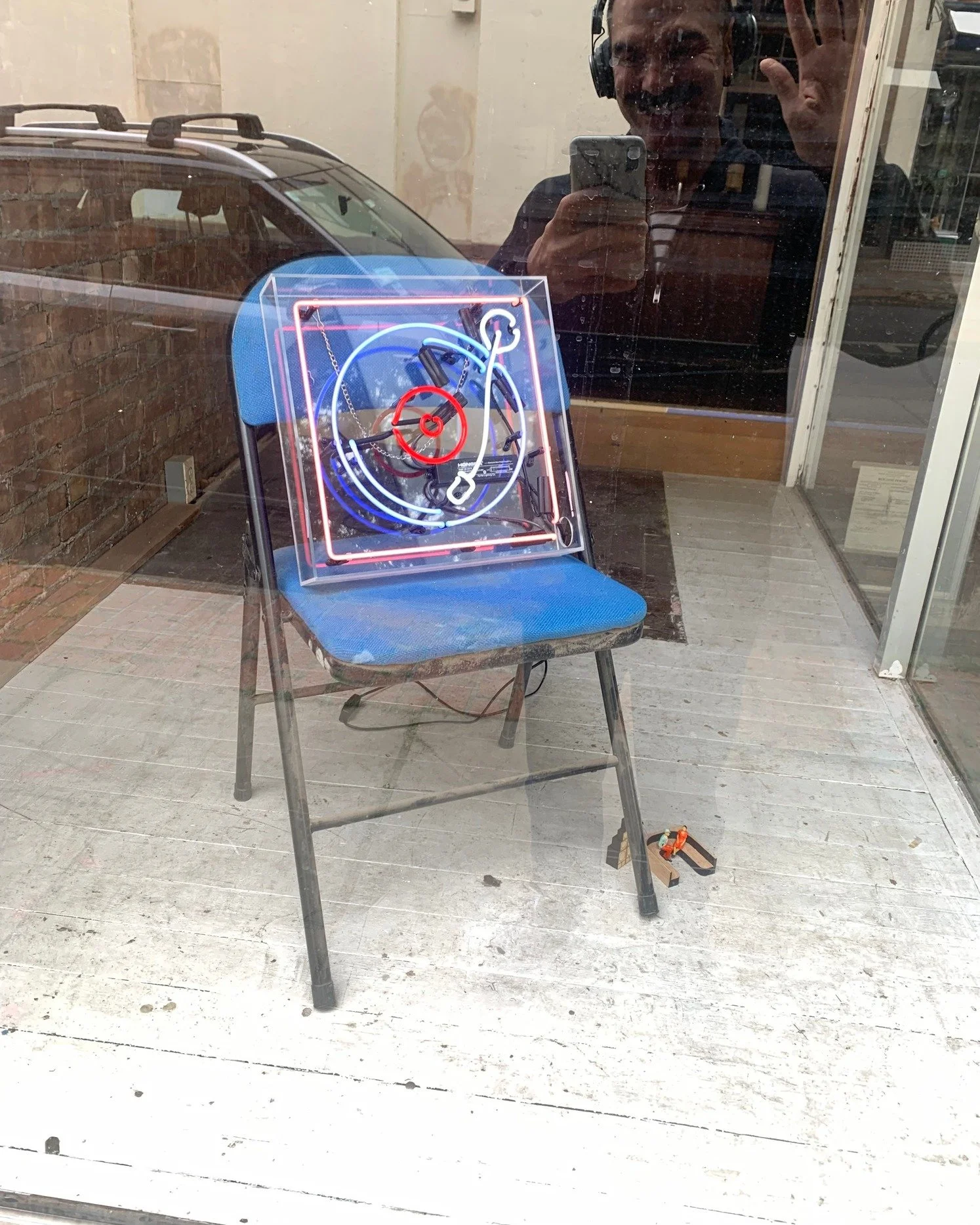 Hey Mr. DJ, put a record on&hellip; Spotted this glorious slice of randomness in a window display the other day. Neon, vinyl and total visual simplicity in the best way. I live for esoteric displays like this. Oh, don't forget the folding chair! 

#n