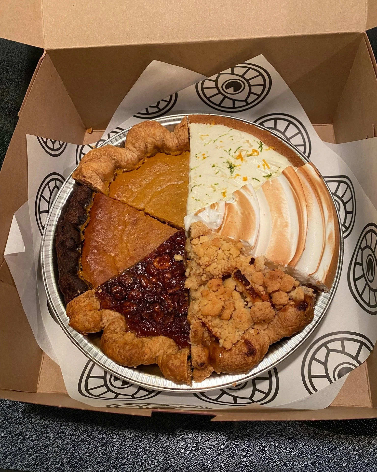 @pinkertonsbakery’s in Kingston just dropped the most genius Halloween invention ever… meet the FRANKEN'PIE! 🧟‍♂️🥧
Six slices of pure madness stitched together into one delicious monster:
💚 Passion Fruit Bayleaf Meringue
🧡 Class