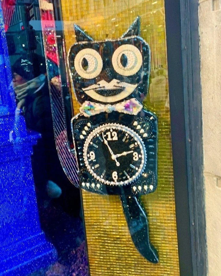 🕰️🐈 It&rsquo;s California Clock&rsquo;s iconic Kit-Cat Klock (well, sort of)! As a lifelong cat lover, I always had one hanging in my house&hellip; Which makes it extra weird that I don&rsquo;t have one right now. MeWhat? 😹 The time is meow to get