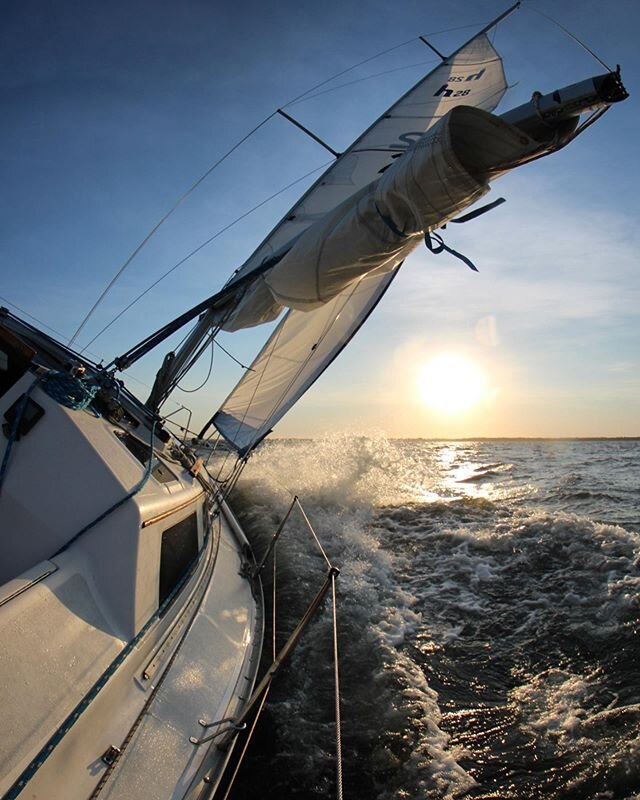 Second Reef Powering Upwind #thesailormon #aleboatii #sailaddict #sailgrammers #sailorsbox #cruisingoutpost