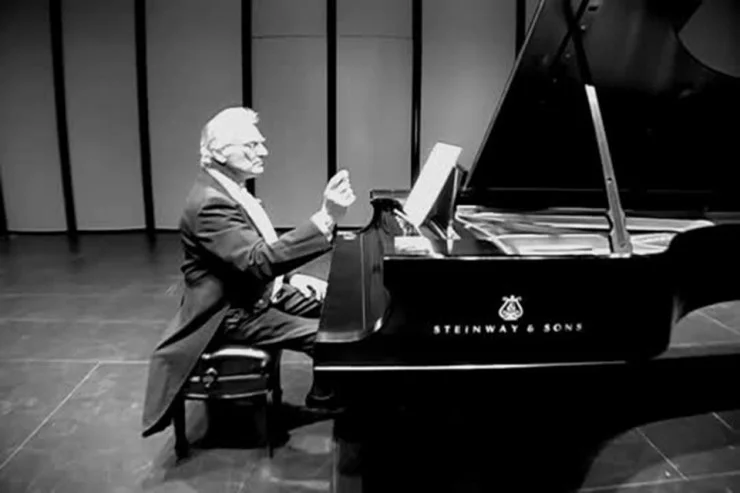Esibizione del brano 4’33” di W. Marx al McCallum Theatre , CA