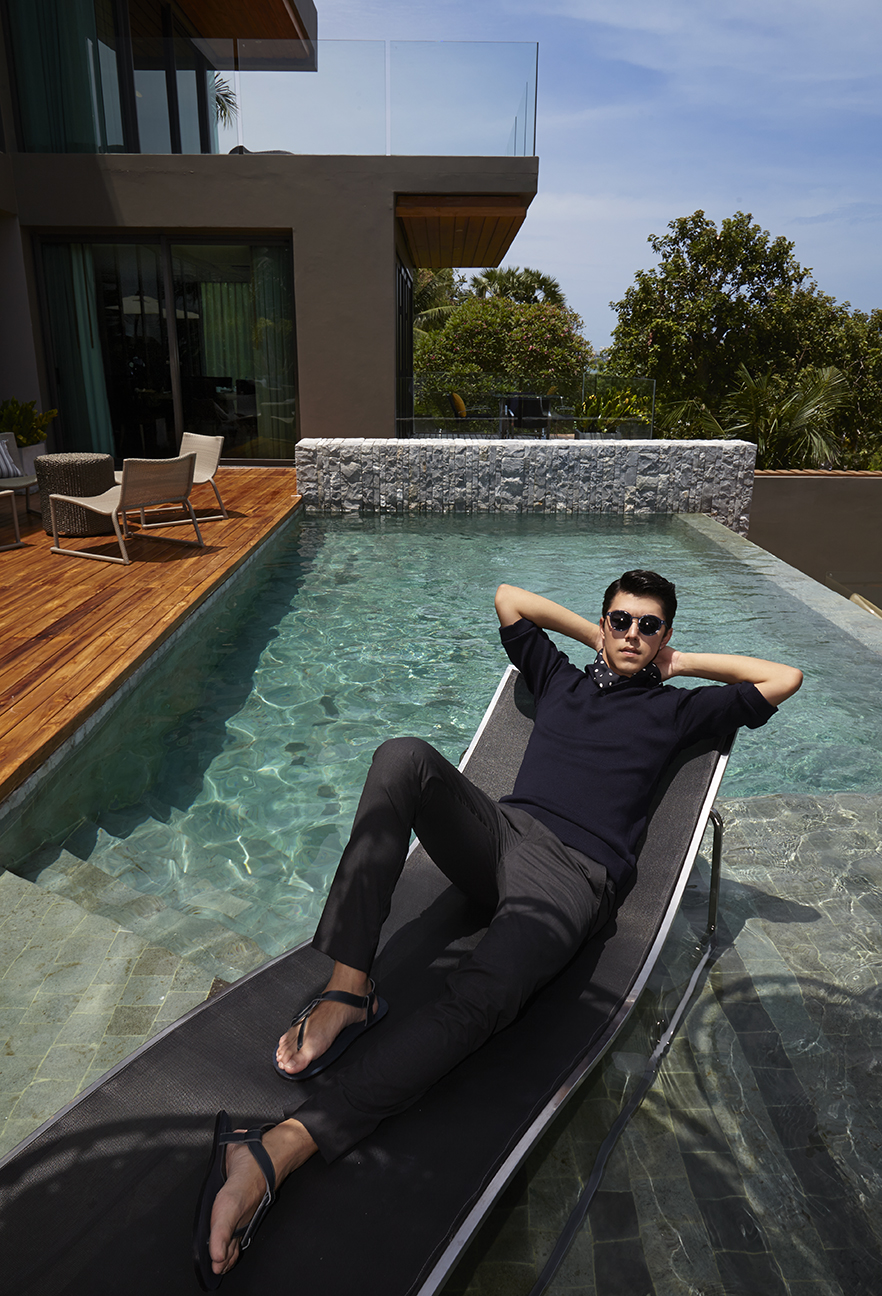 Clothes : PRADA / Sunglasses : Emporio Armani / Sandals : Louis Vuitton