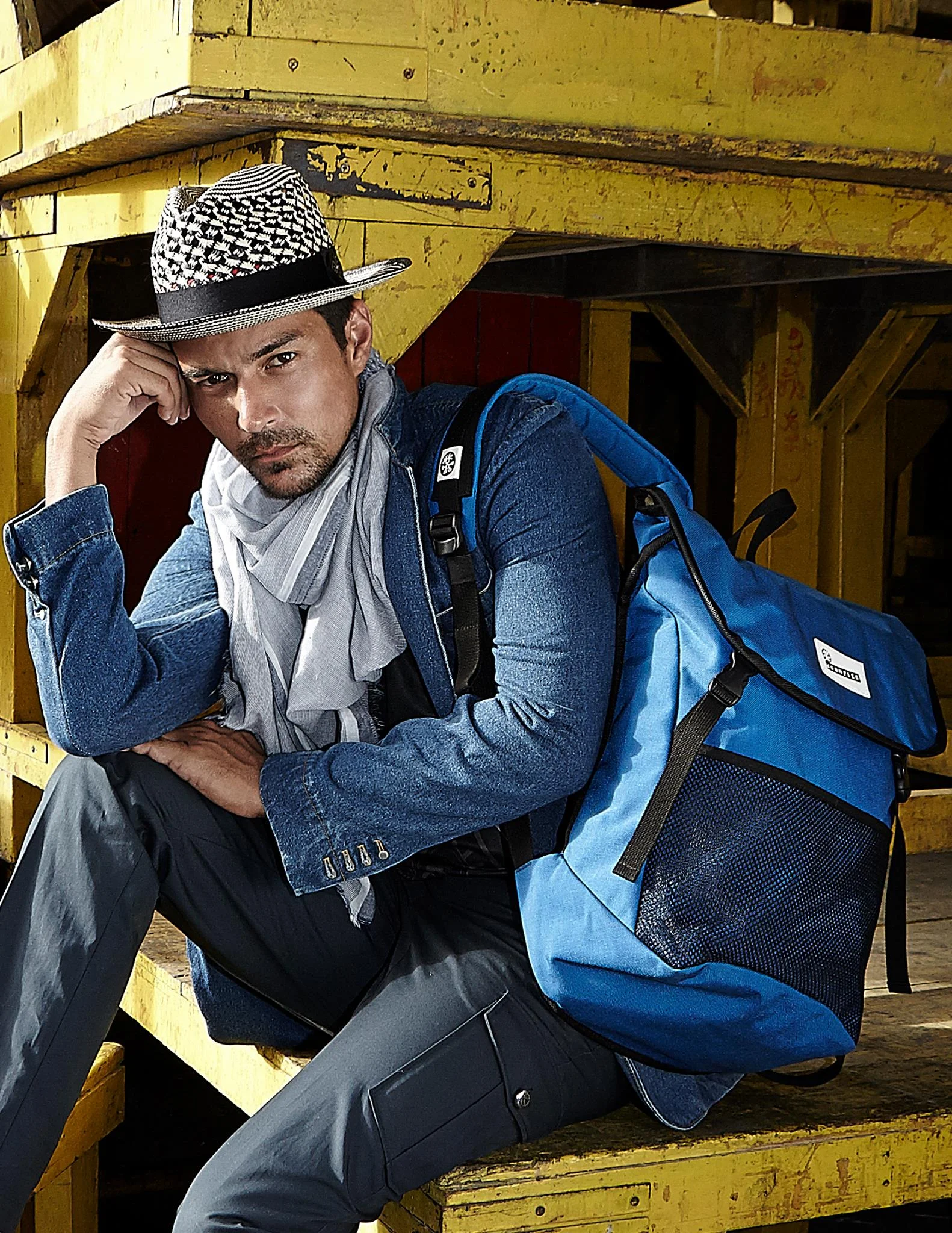 Jacket: Playhound / Pants: Vick's / Bag : Crumpler / hat: Spotted