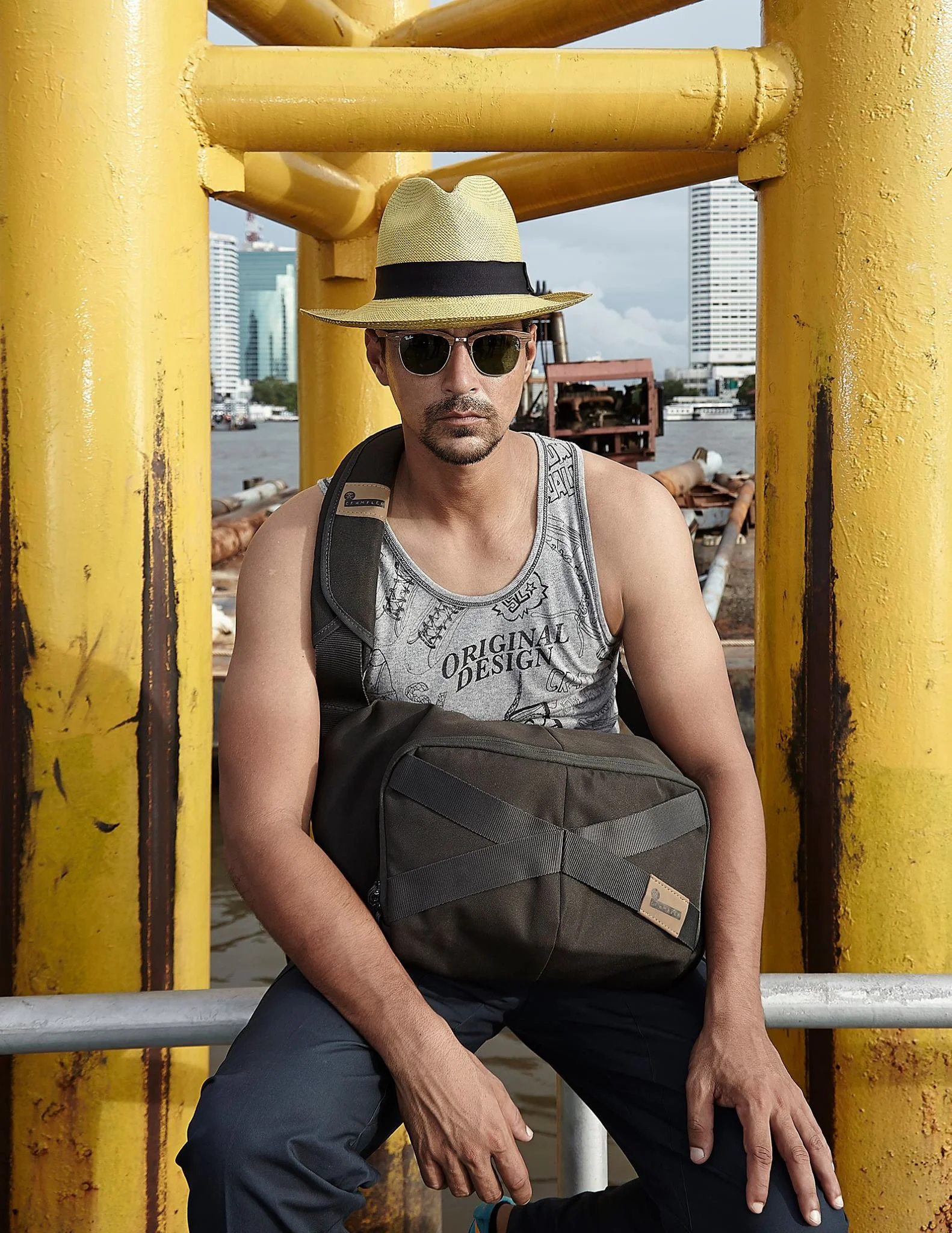 Tank top: Singha life / Pants: Playhound / Bag: Crumpler