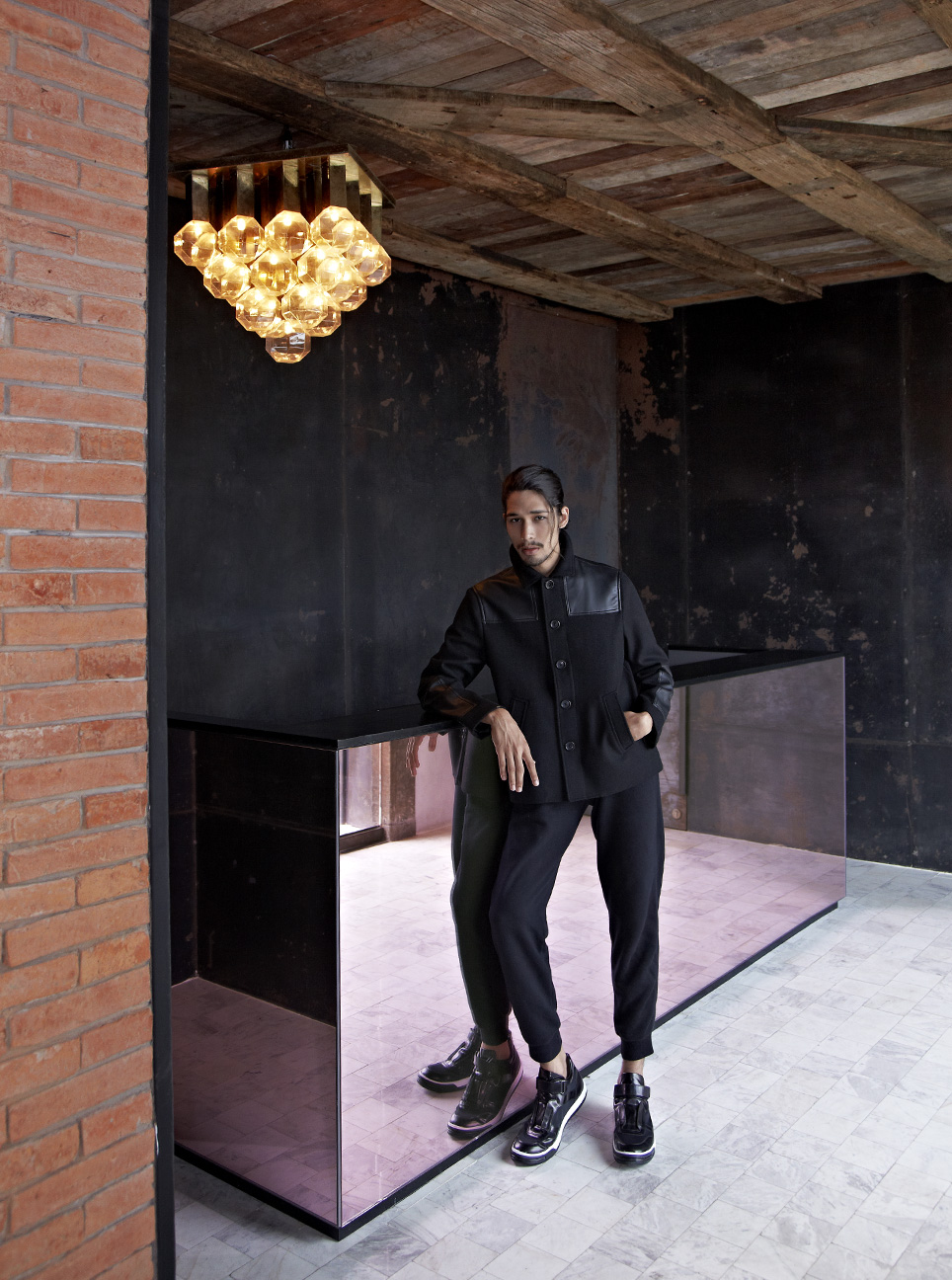 Clothes : Black Barret / Shoes : Tod's