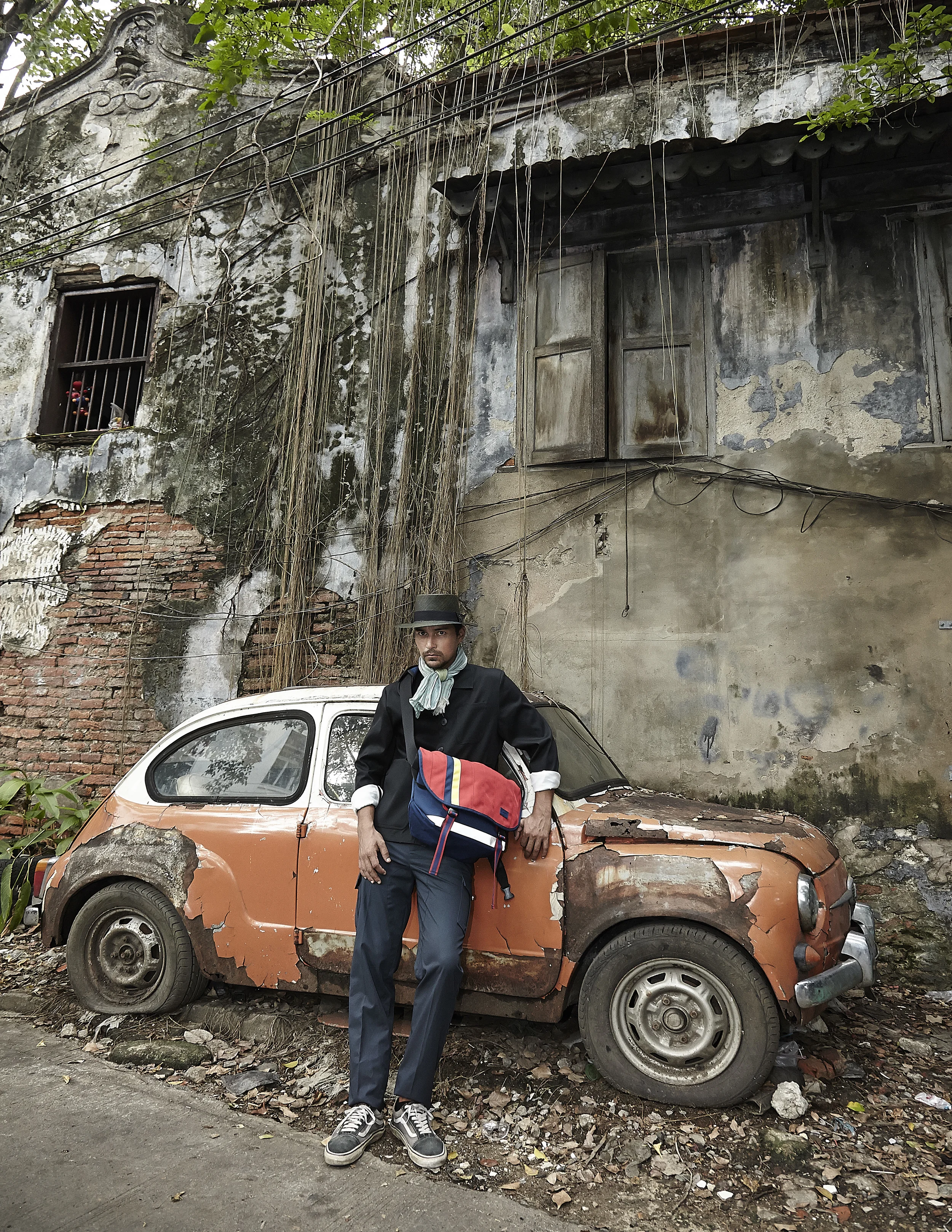 Jacket : Painkiller / Pants: Vick's / Hat: Spotted / Bag : Crumpler