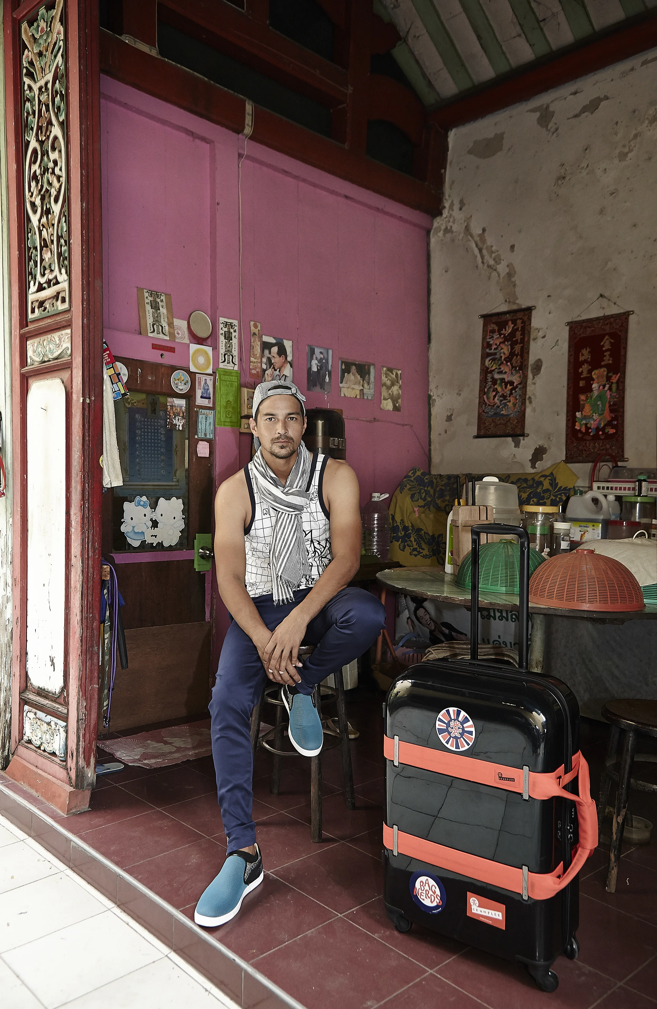 Tank top: Singha life / Pants: Playhound / Shoes: Christian Louboutin / Luggage: Crumpler
