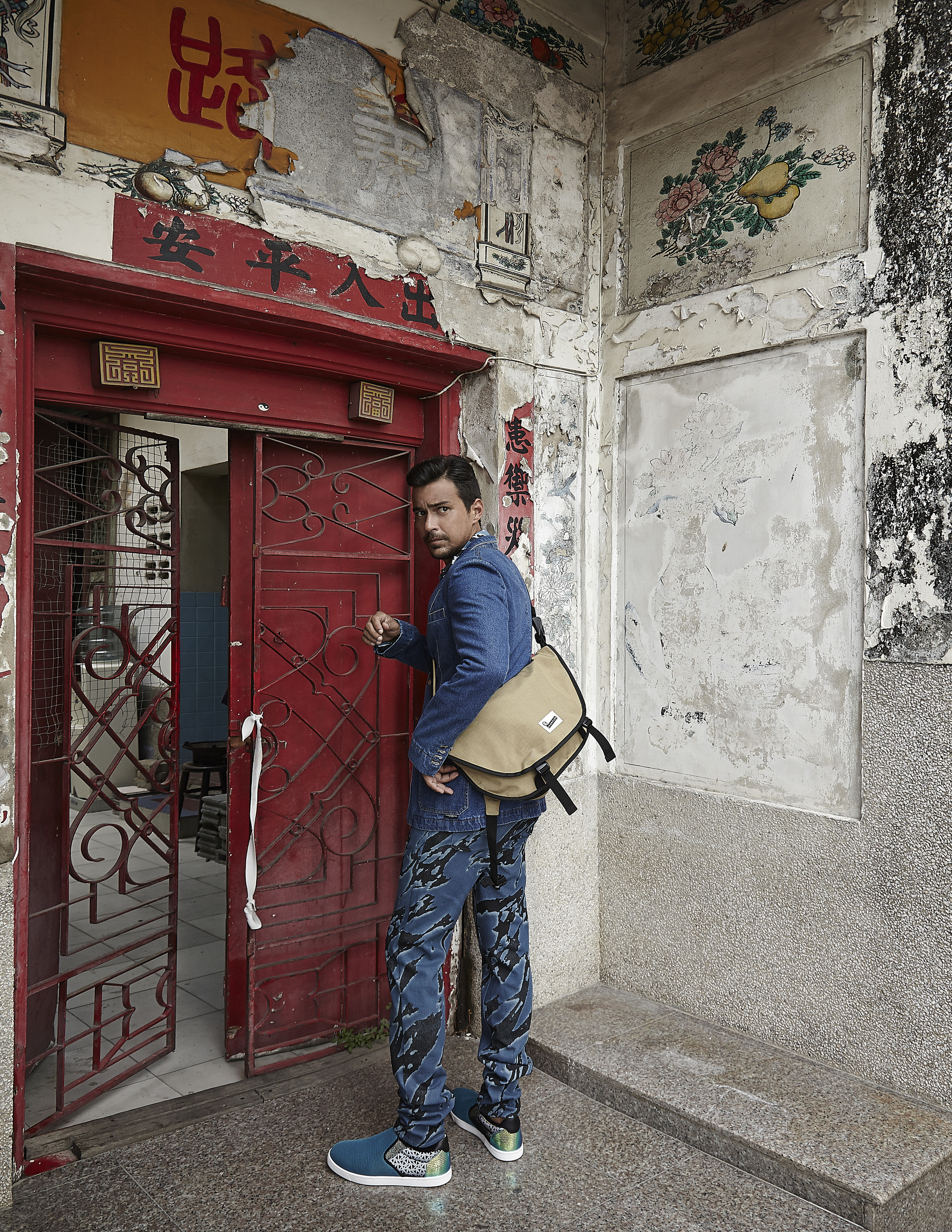 Clothes: Playhound / Bag: Crumpler / Shoes: Christian Louboutin