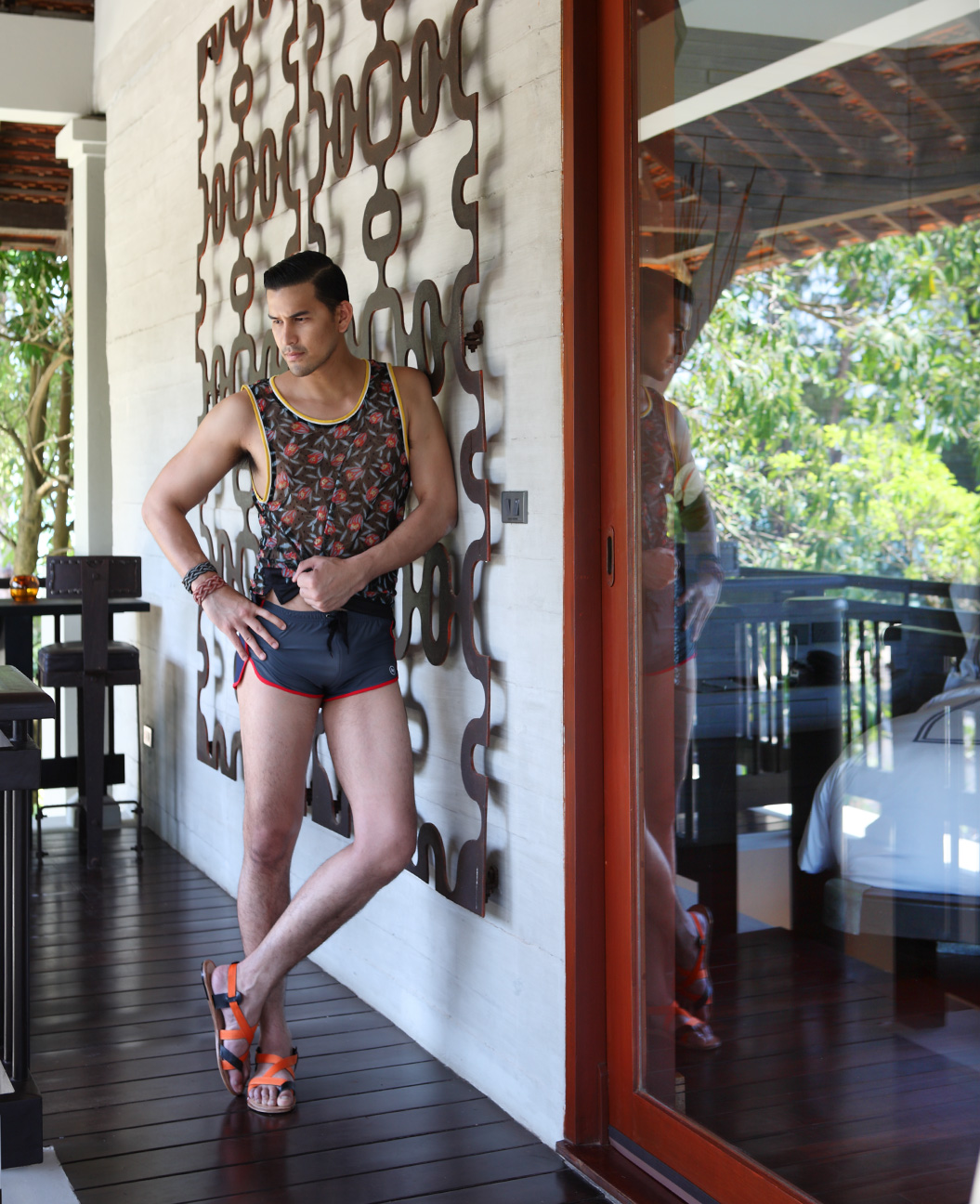 Tank top : The Leisure Project / Shorts : NOXX / Sandals : Rudimentary