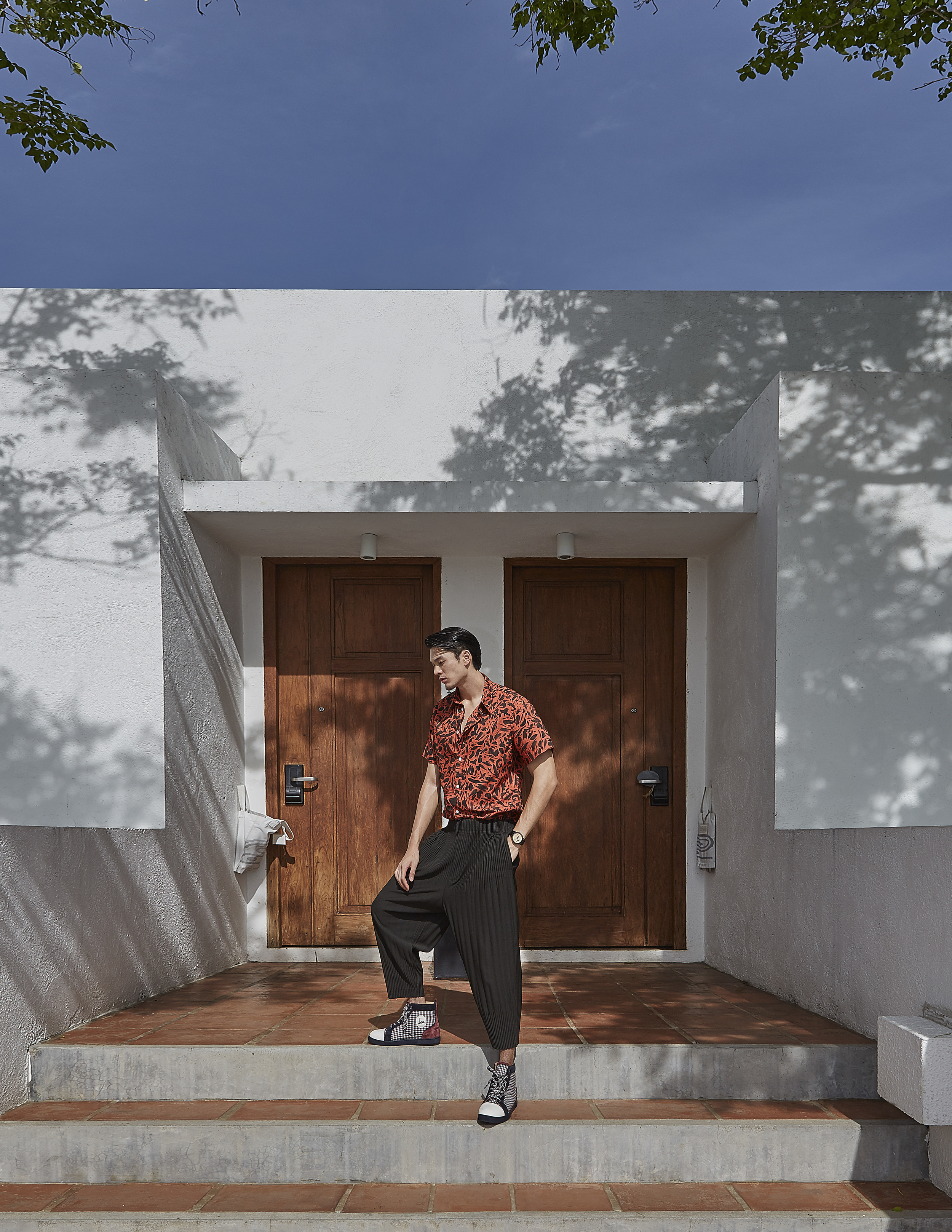 shirt : Paul Smith / pant : Issey Miyake Homme Pliss shoes : Christian Louboutin / watch : FORREST