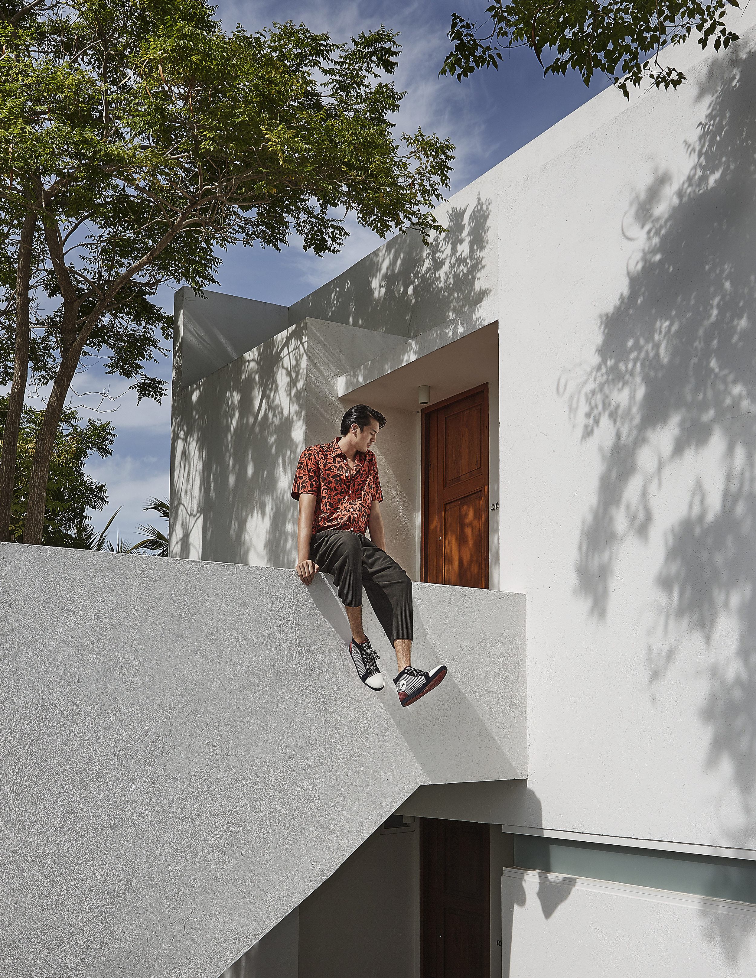 shirt : Paul Smith / pant : Issey Miyake Homme Pliss shoes : Christian Louboutin / watch : FORREST