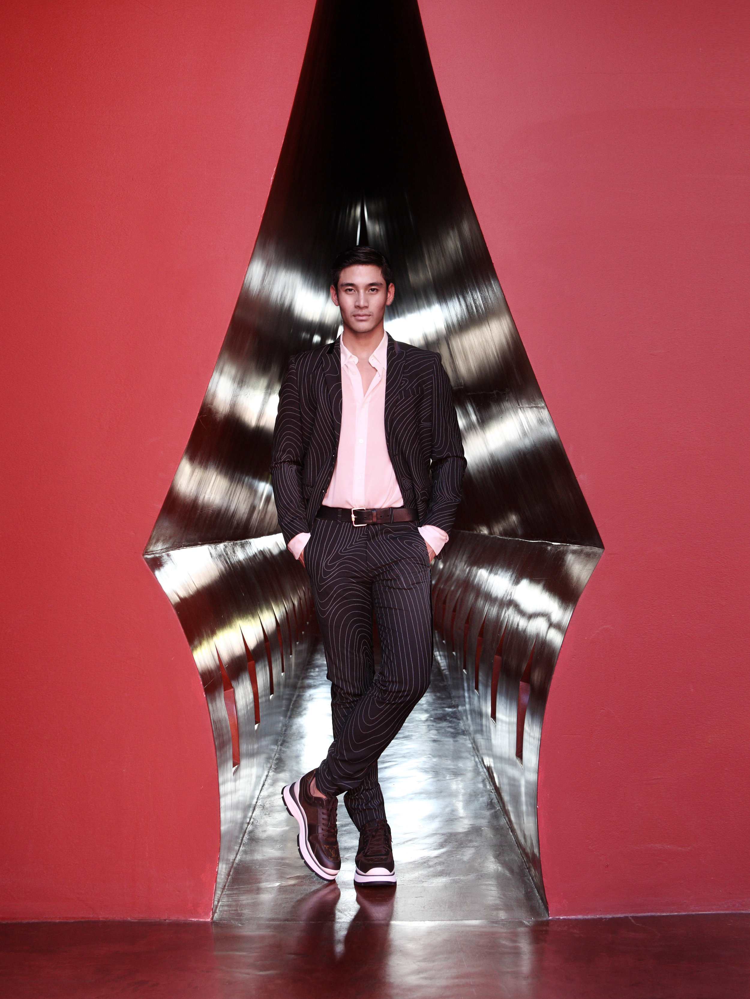 suit : Blackbarrett / shirt : Good Mixer / shoes : Louis Vuitton
