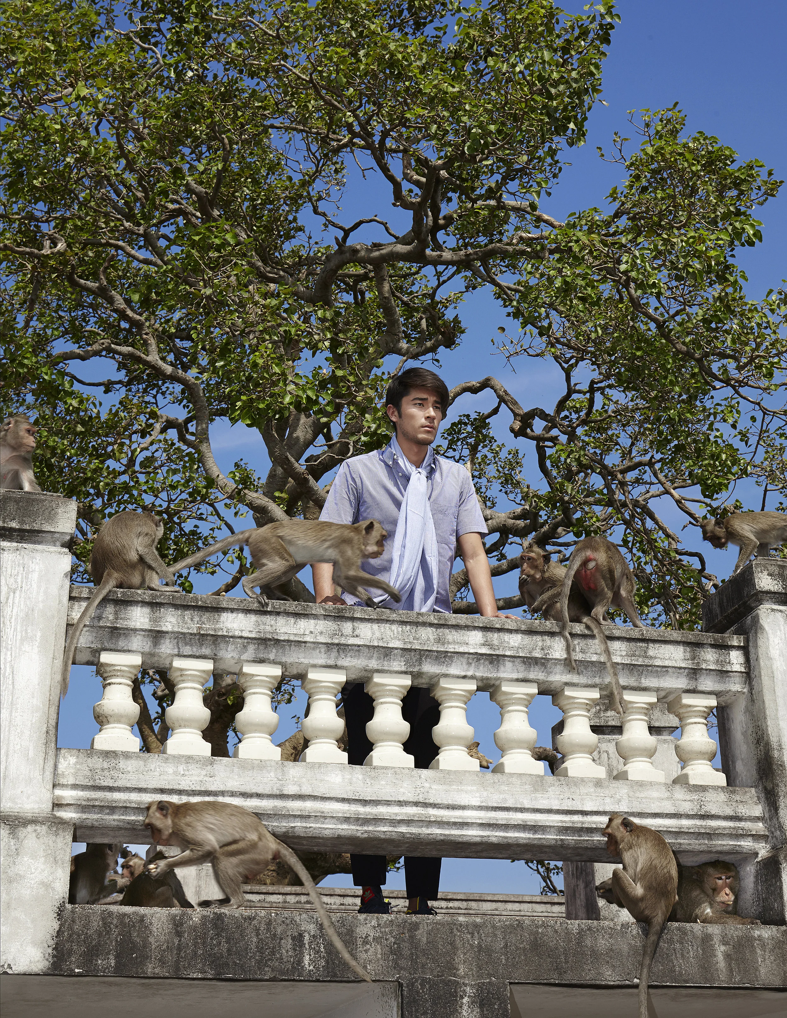 Model : Kenta Sakurai @kentasakura Clothes : 4X4 MAN จุดชมวิวเขาสามมุข เขาสามมุขเป็นเนินเขาเตี้ย ๆล้อมรอบฝั่งตะวันตกและตะวันออกด้วยทะเล ตั้งอยู่กึ่งกลางระหว่างบ้านอ่างศิลาและหาดบางแสน เป็นภาพที่อยู่ในตราประจำจังหวัดของจังหวัดชลบุรี ที่บริเวณเขาสามมุขมีลิงป่าอาศัยอยู่เป็นจำนวนมาก โดยลิงป่านั้นสิ่งที่อยู่คู่กันมาโดยตลอด สามารถขึ้นไปชมวิวหาดบางแสนจากบนยอดเขาสามมุขได้อย่างชัดเจน