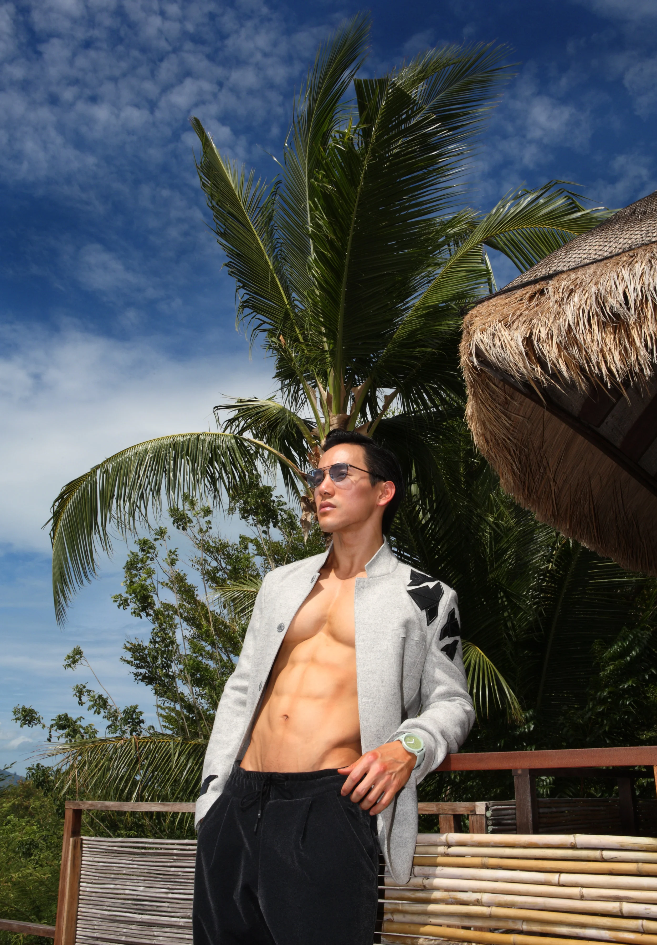 clothes : Emporio Armani / sunglasses : Boston Club / Watch : Forrest