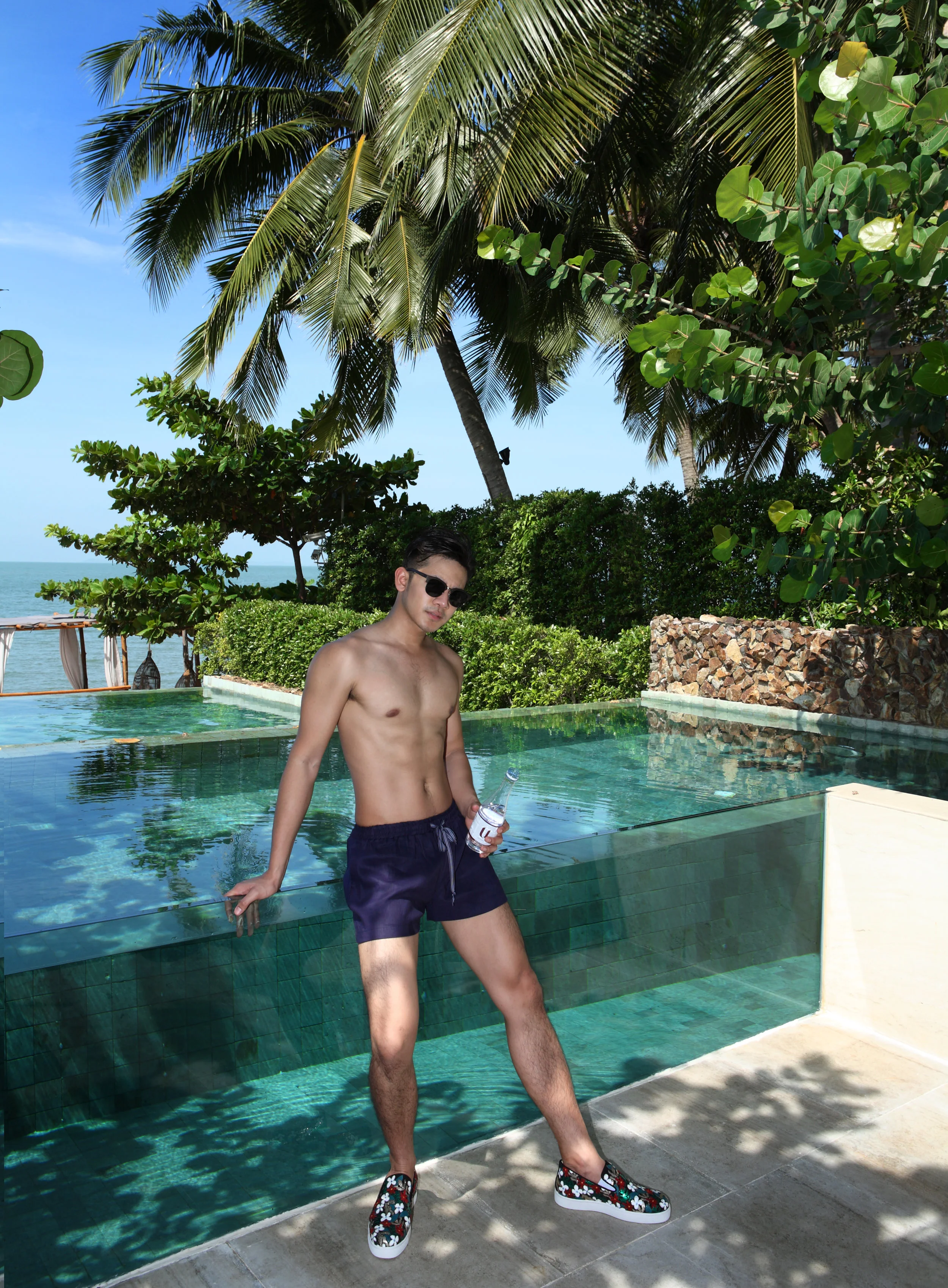 shorts : Fri 27 Nov. / sunglasses : Mister Hoots Brand / shoes : Christian Louboutin