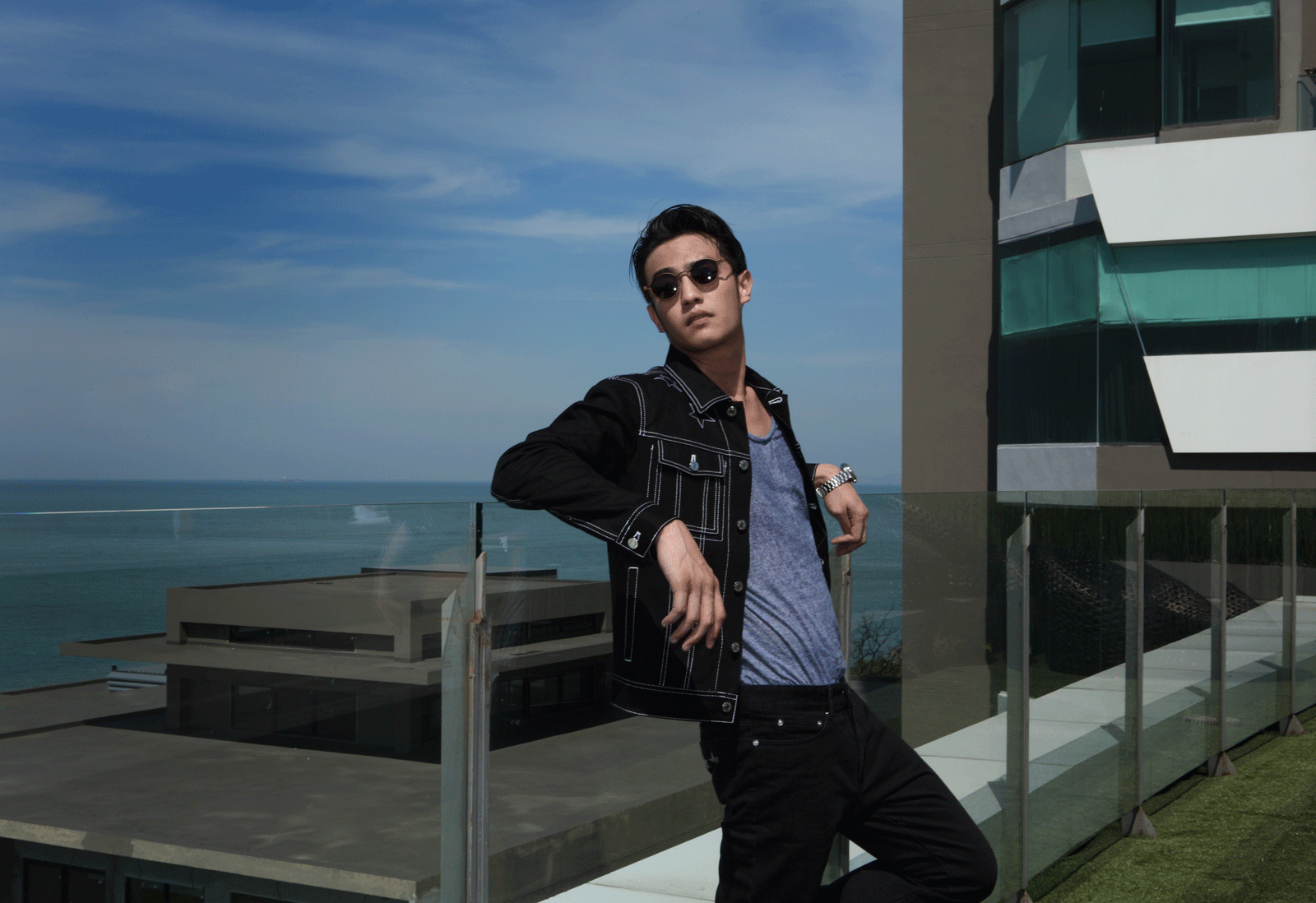 Clothes : GIVENCHY / Watch : OMEGA / Sunglasses : TAWAT