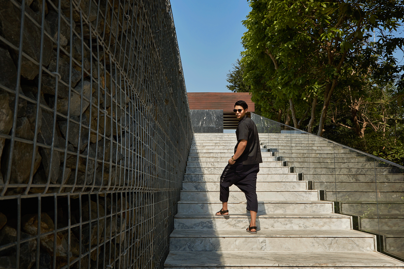 clothes : SARIT / sunglasses : TAVAT / watch : FORREST
