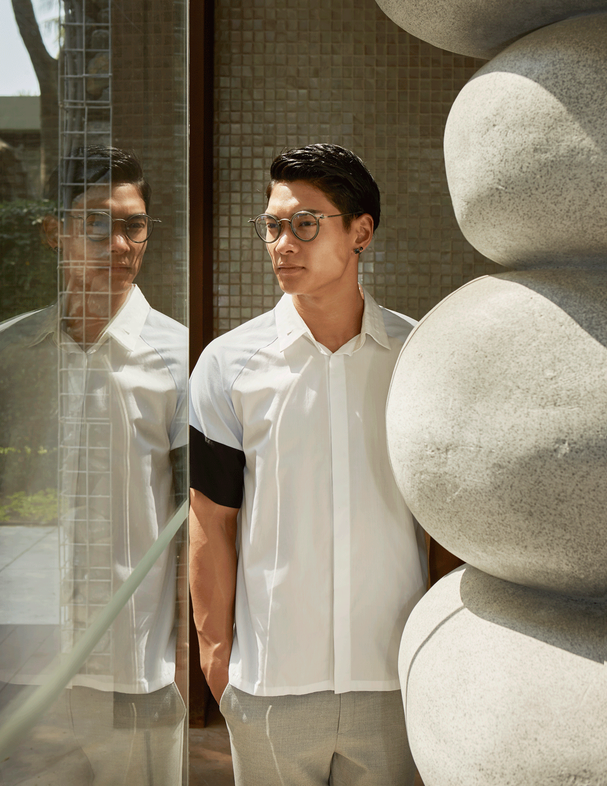 clothes : SARIT / eyeglasses : TAVAT / watch : FORREST