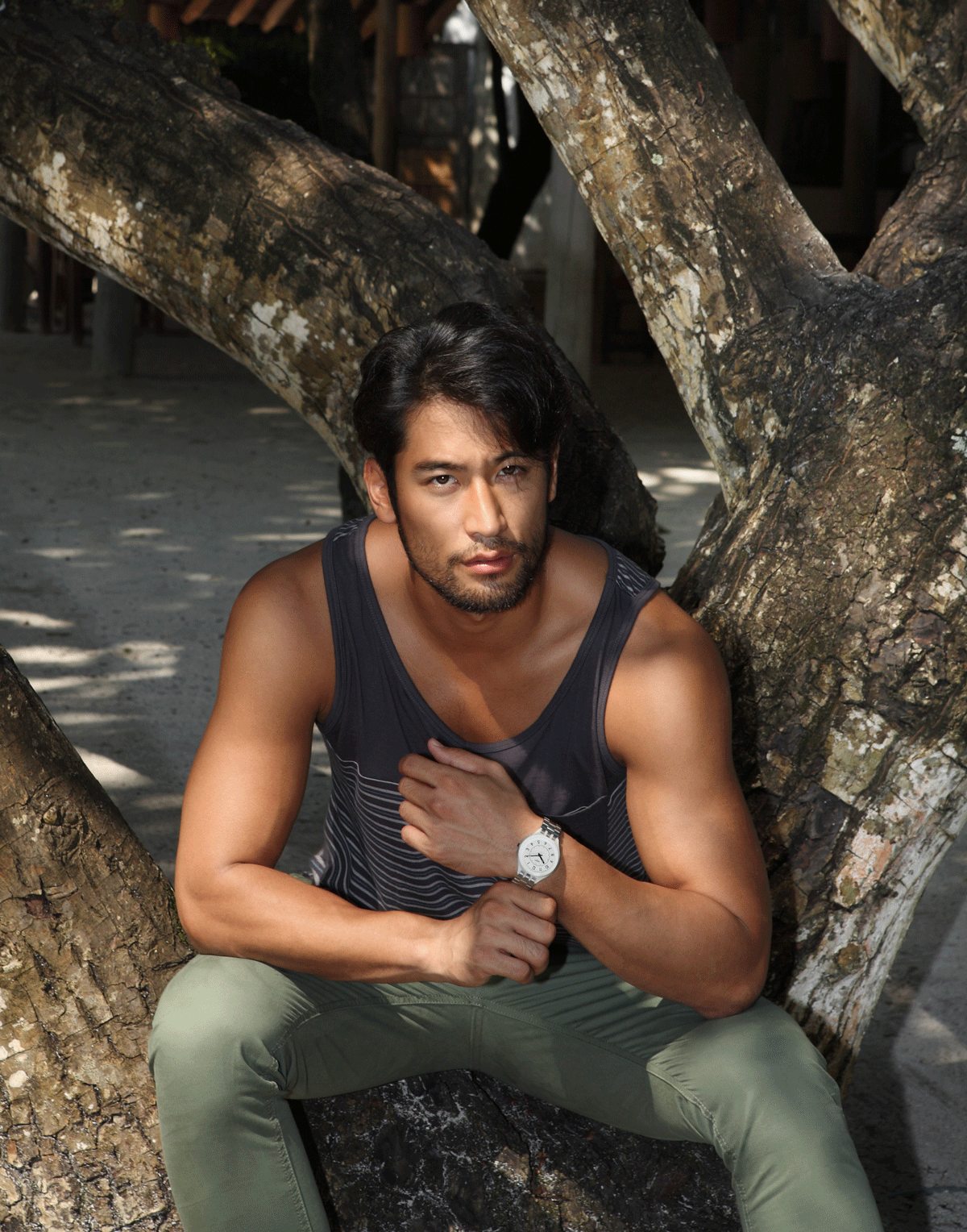 tank top : Quiksilver / pants : DC / watch : SWATCH skinsteps