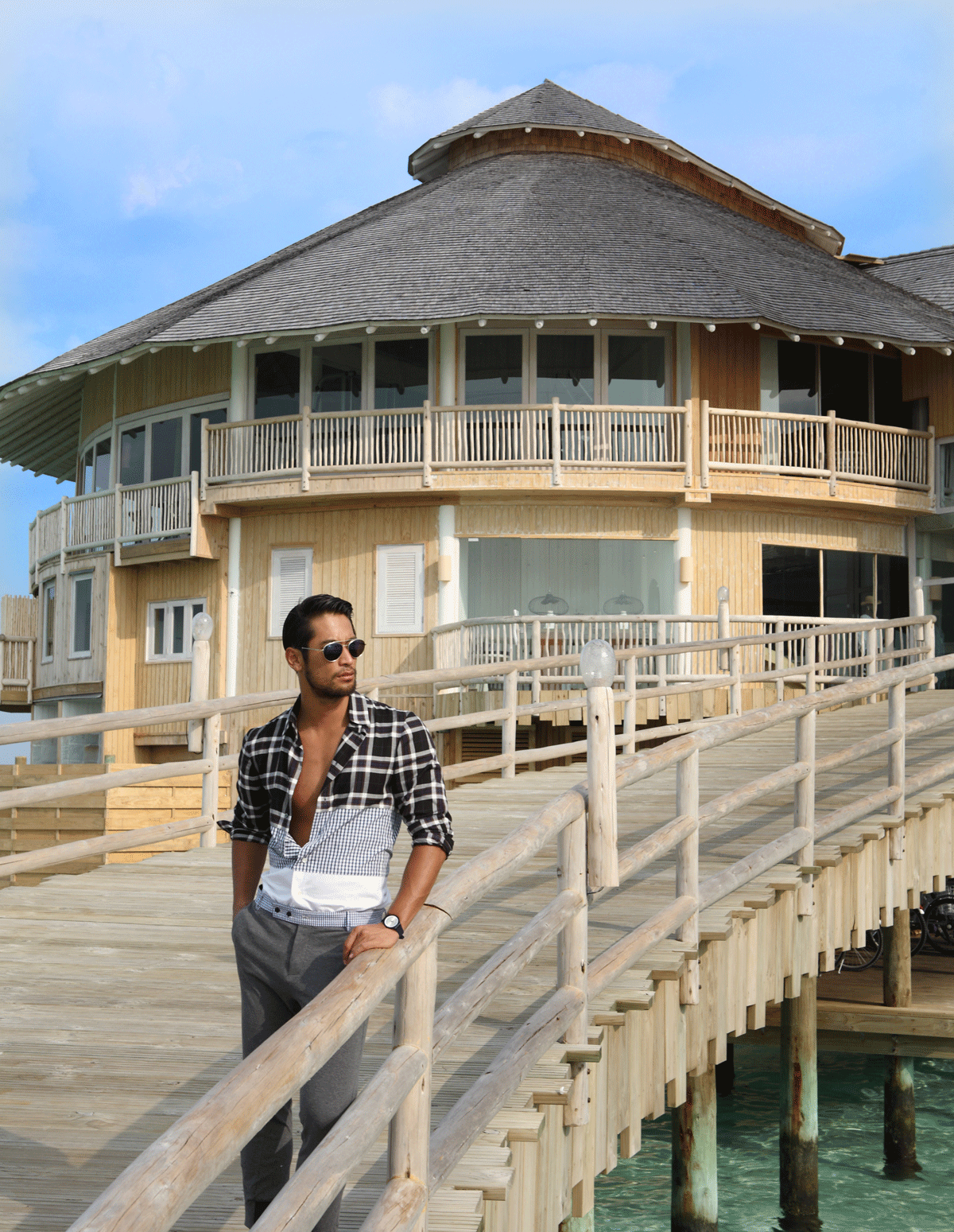 clothes : SARIT / sunglasses : TAVAT / watch : SWATCH SKINNIGHT