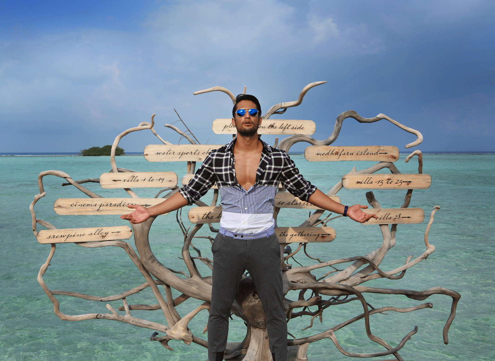 clothes : SARIT / sunglasses : TAVAT / watch : SWATCH SKINNIGHT