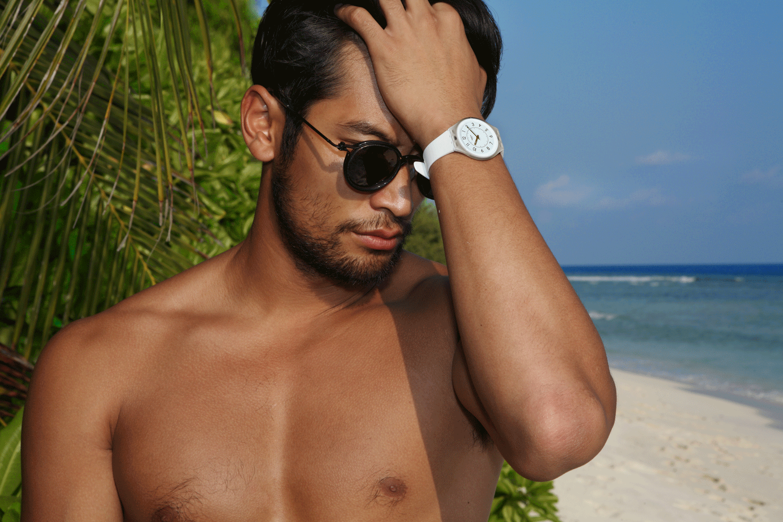 sunglasses : TAVAT / watch : SWATCH SKINCLASS