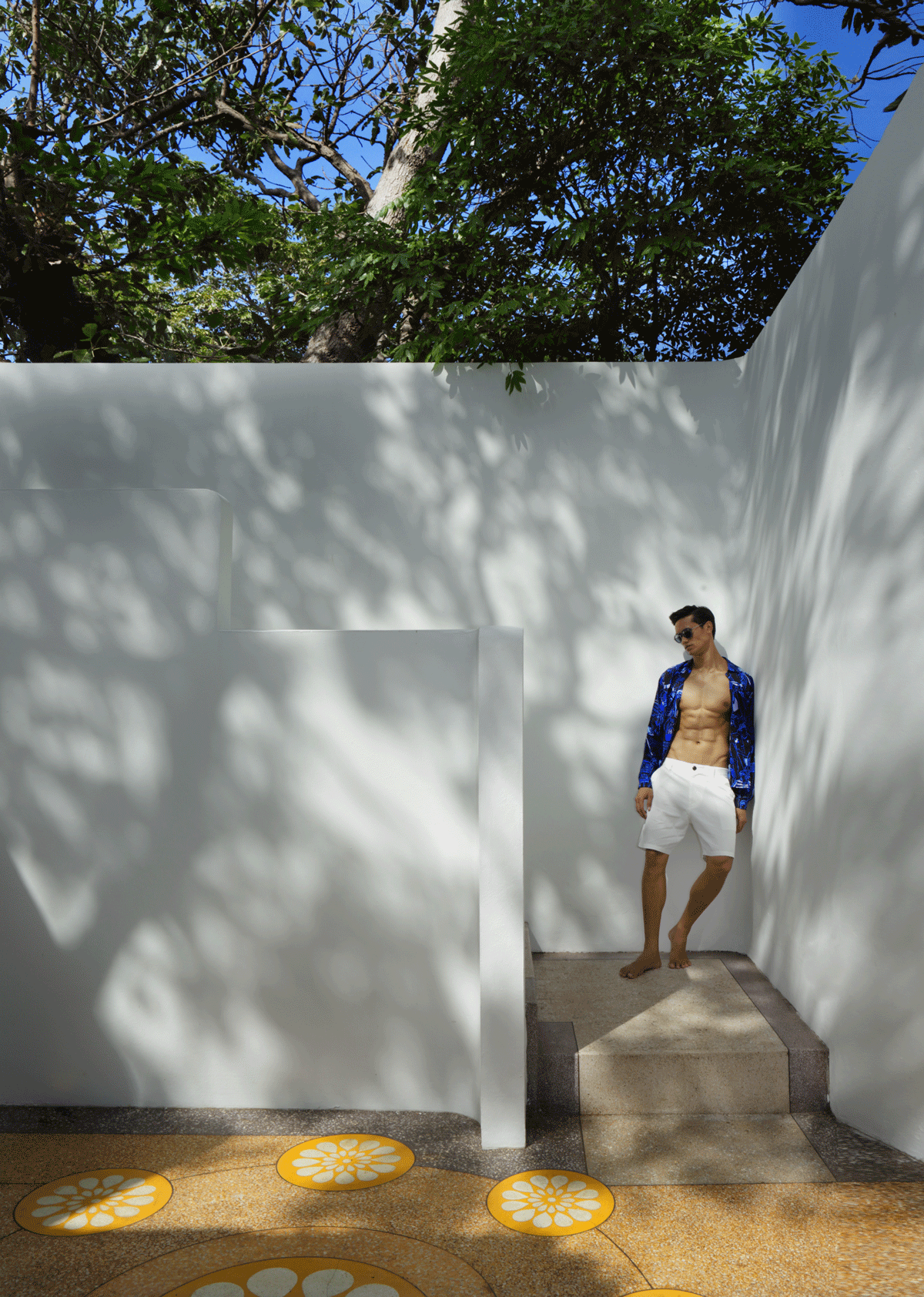 shirt : Emilio Pucci / shorts : A/X Armani Exchange / sunglasses : Emporio Armani