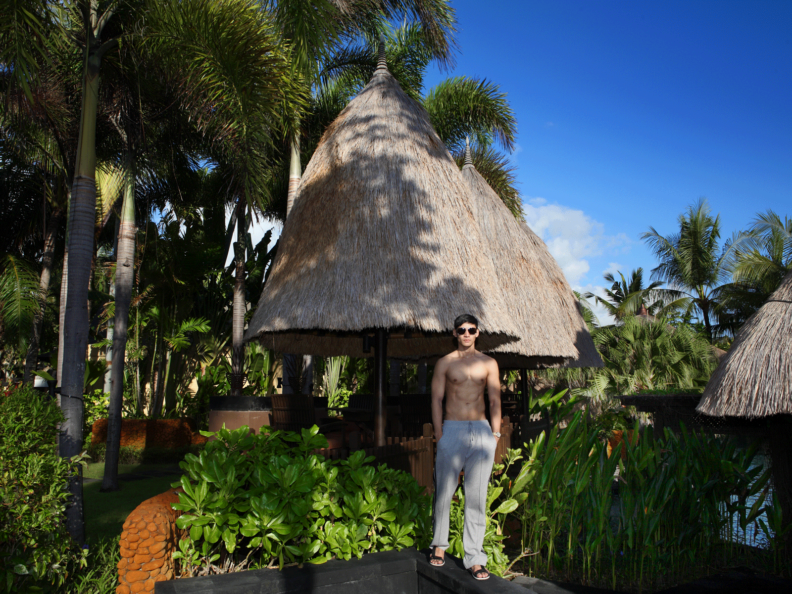 sweatpants : ISSUE / sunglasses : TAVAT / watch : Calvin Klien minimal