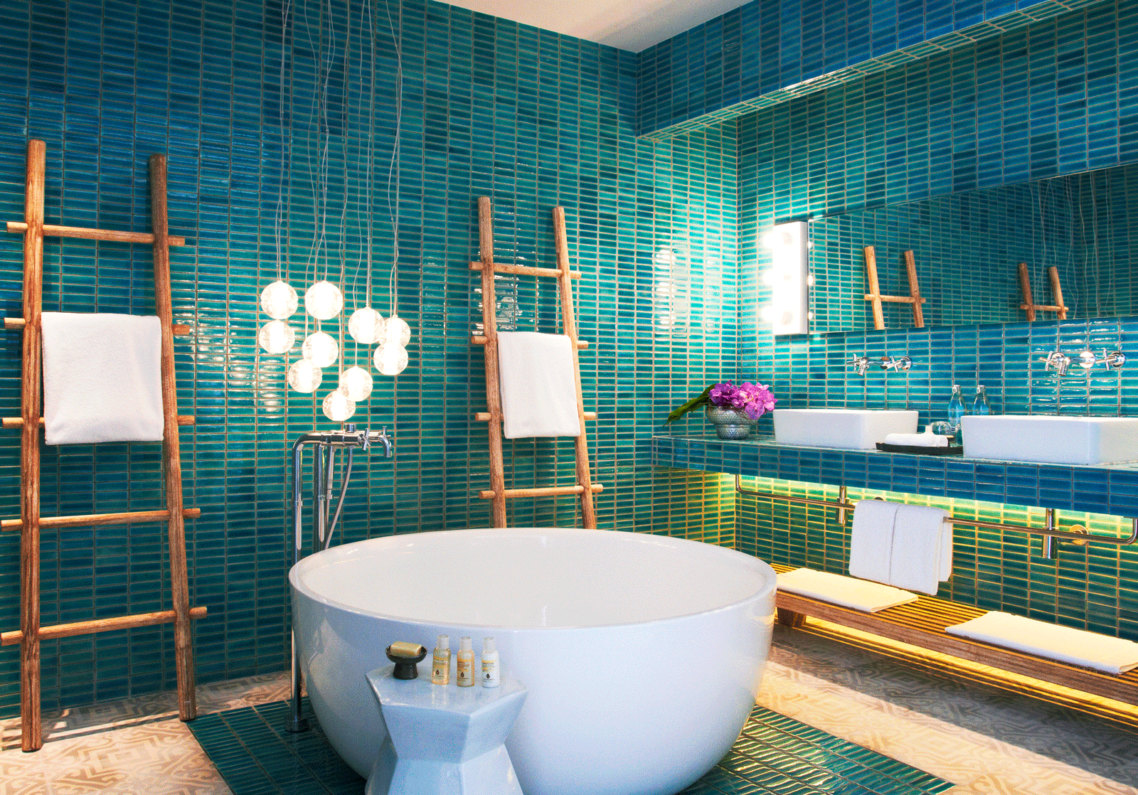 Bay-Pool-Suite---Bathroom.png