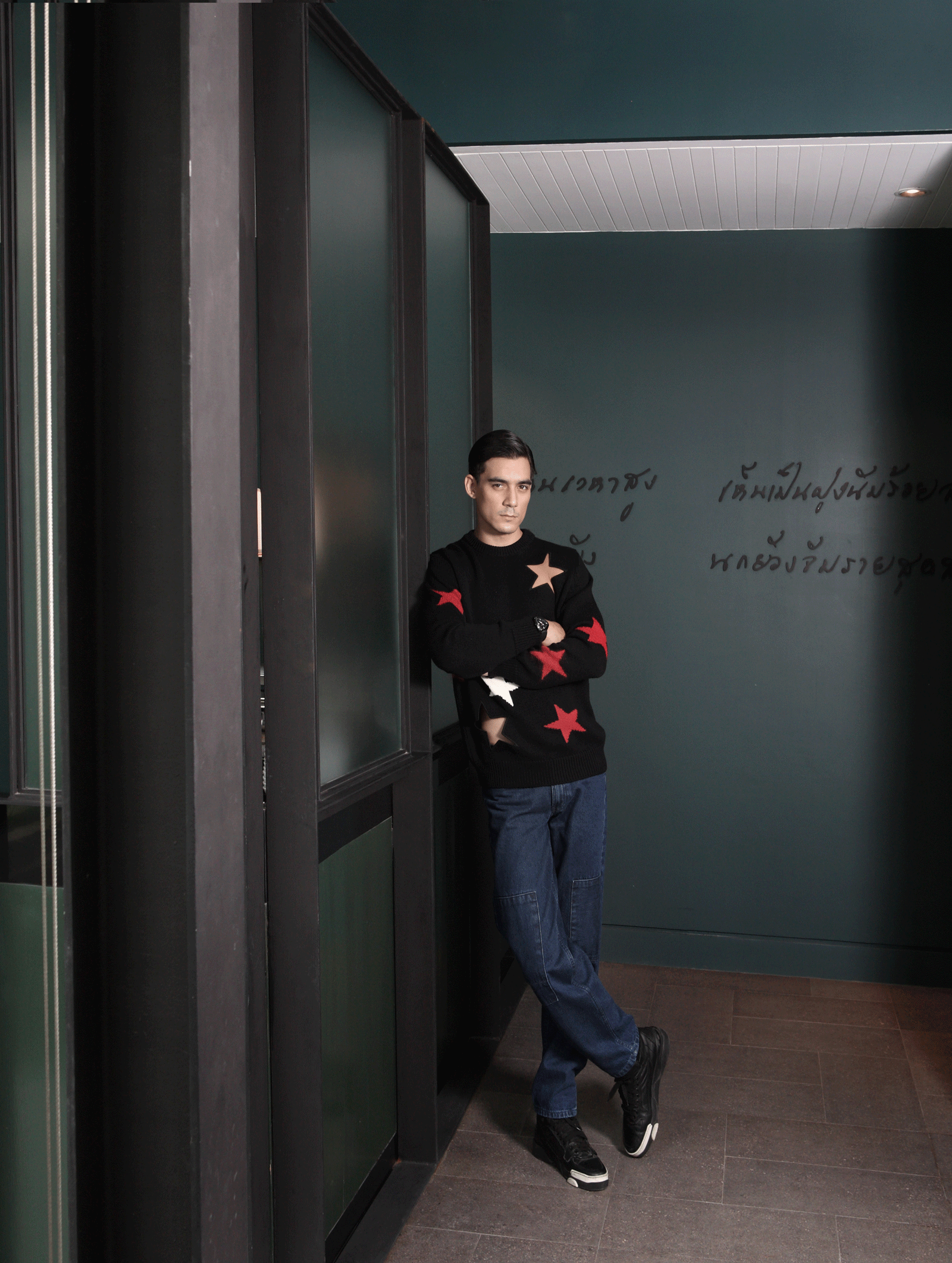 knit top and shoes : GIVENCHY / jeans : Everyday Karmakamet watch : Hamilton Ventura Elvis 80