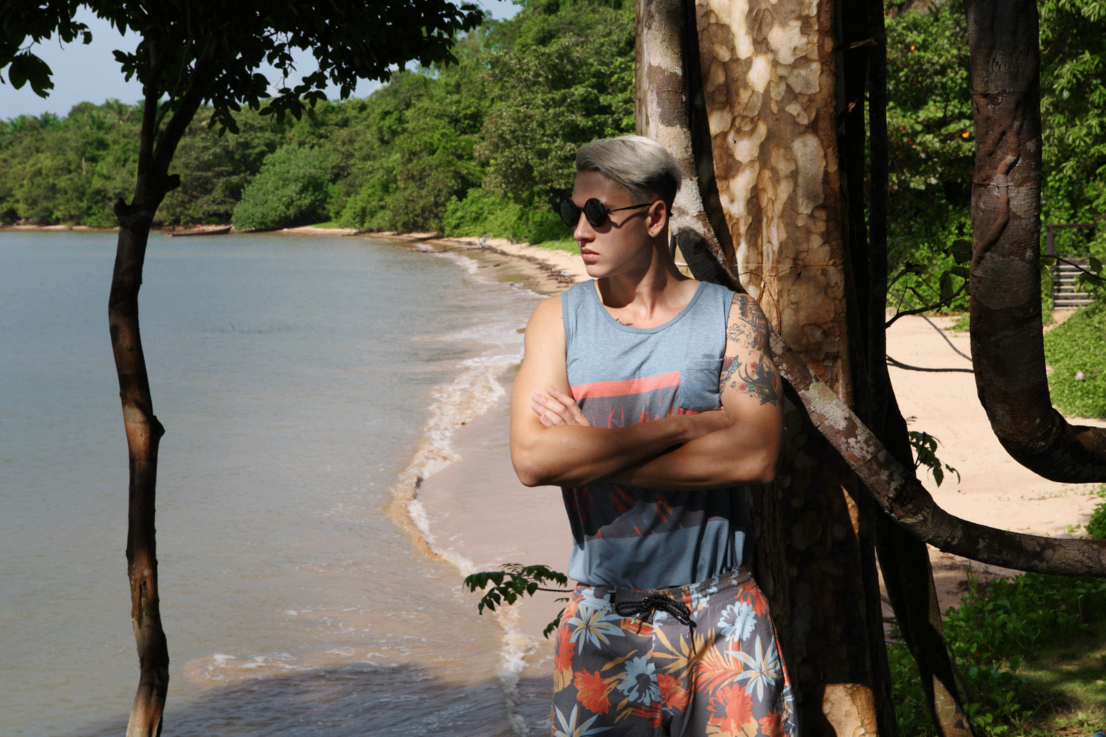 clothes : QUIKSILVER / sunglasses : TAVAT