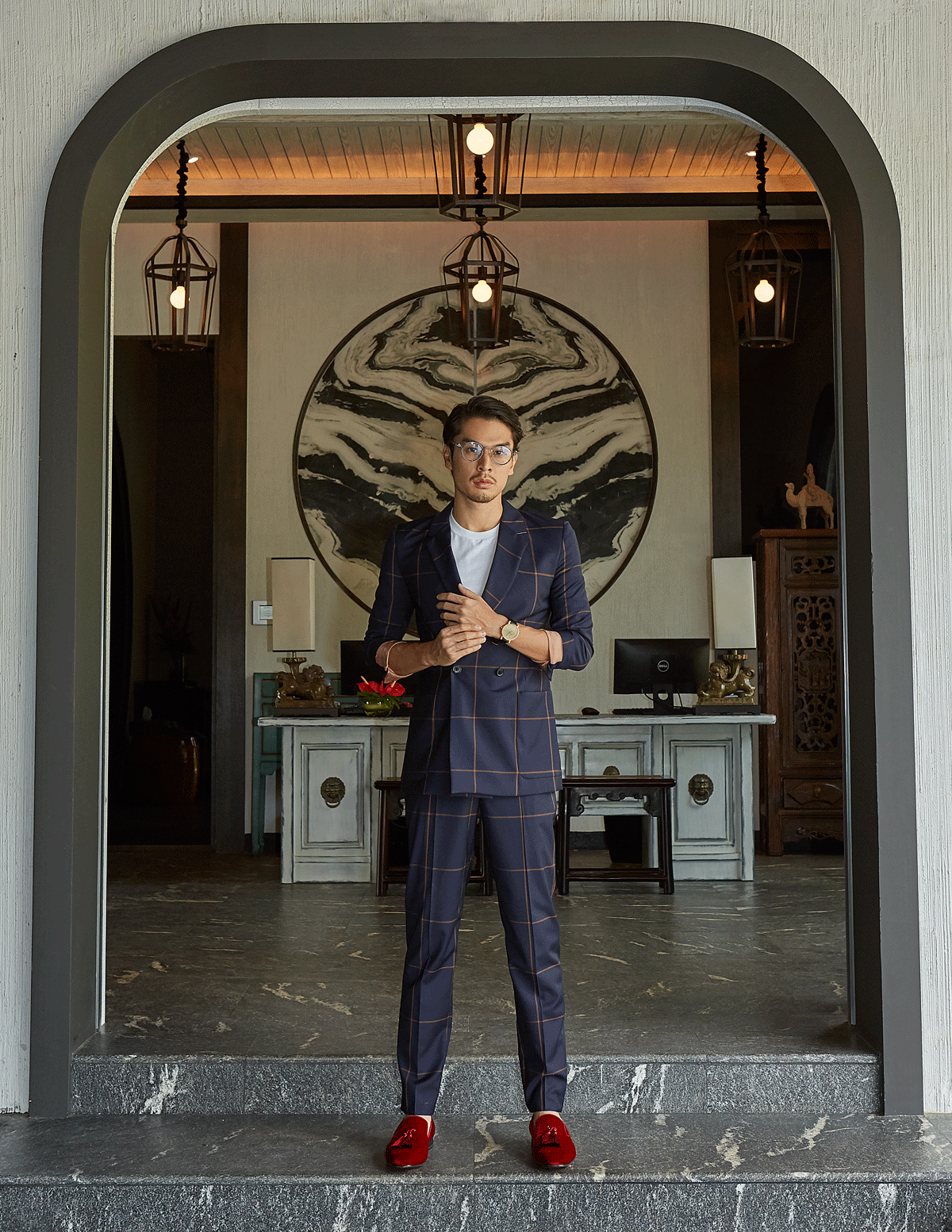suit : Paul Smith / tshirt : Jockey / shoes : Christian Louboutin eyeglasses : TAVAT / watch : FORREST