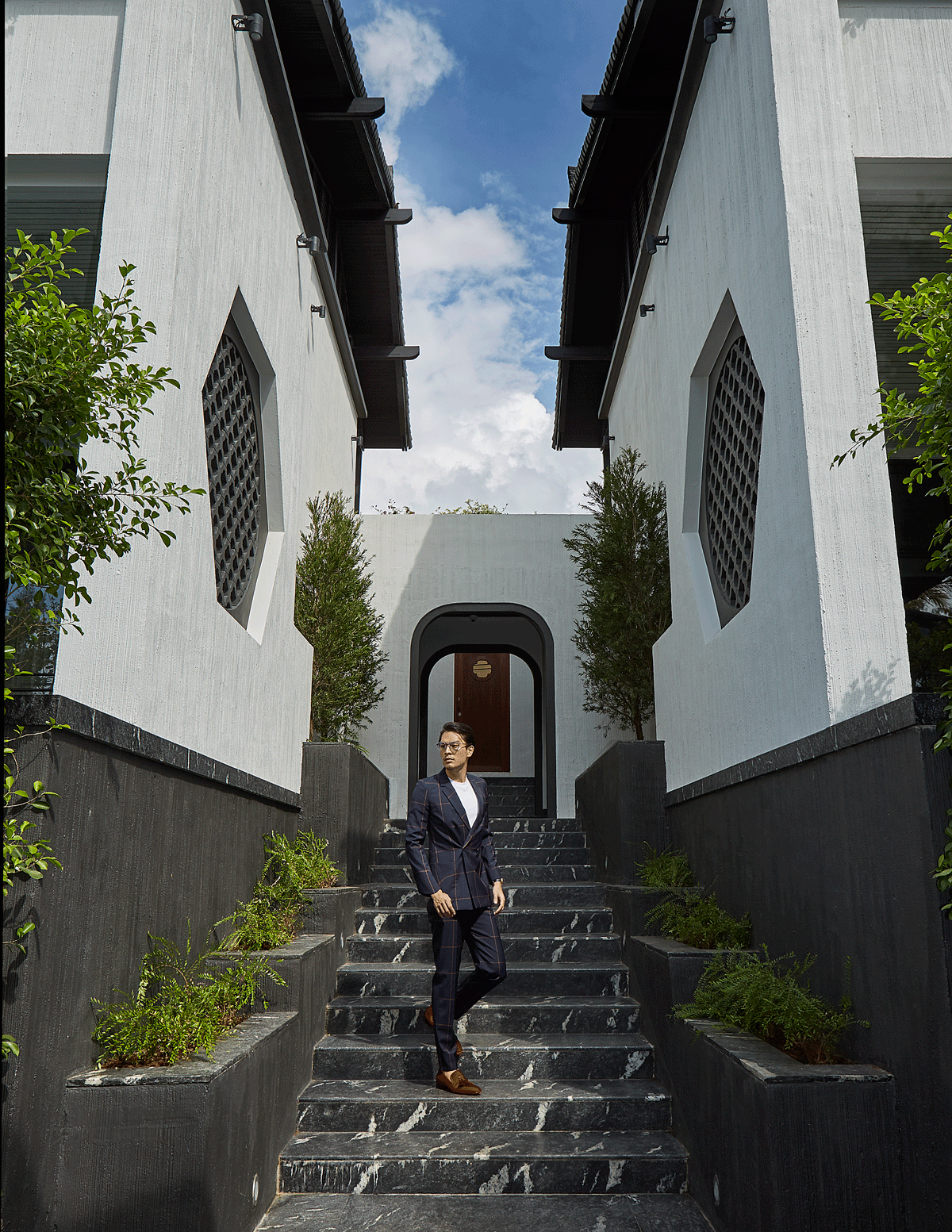 suit : Paul Smith / tshirt : Jockey / shoes : Christian Louboutin eyeglasses : TAVAT / watch : FORREST