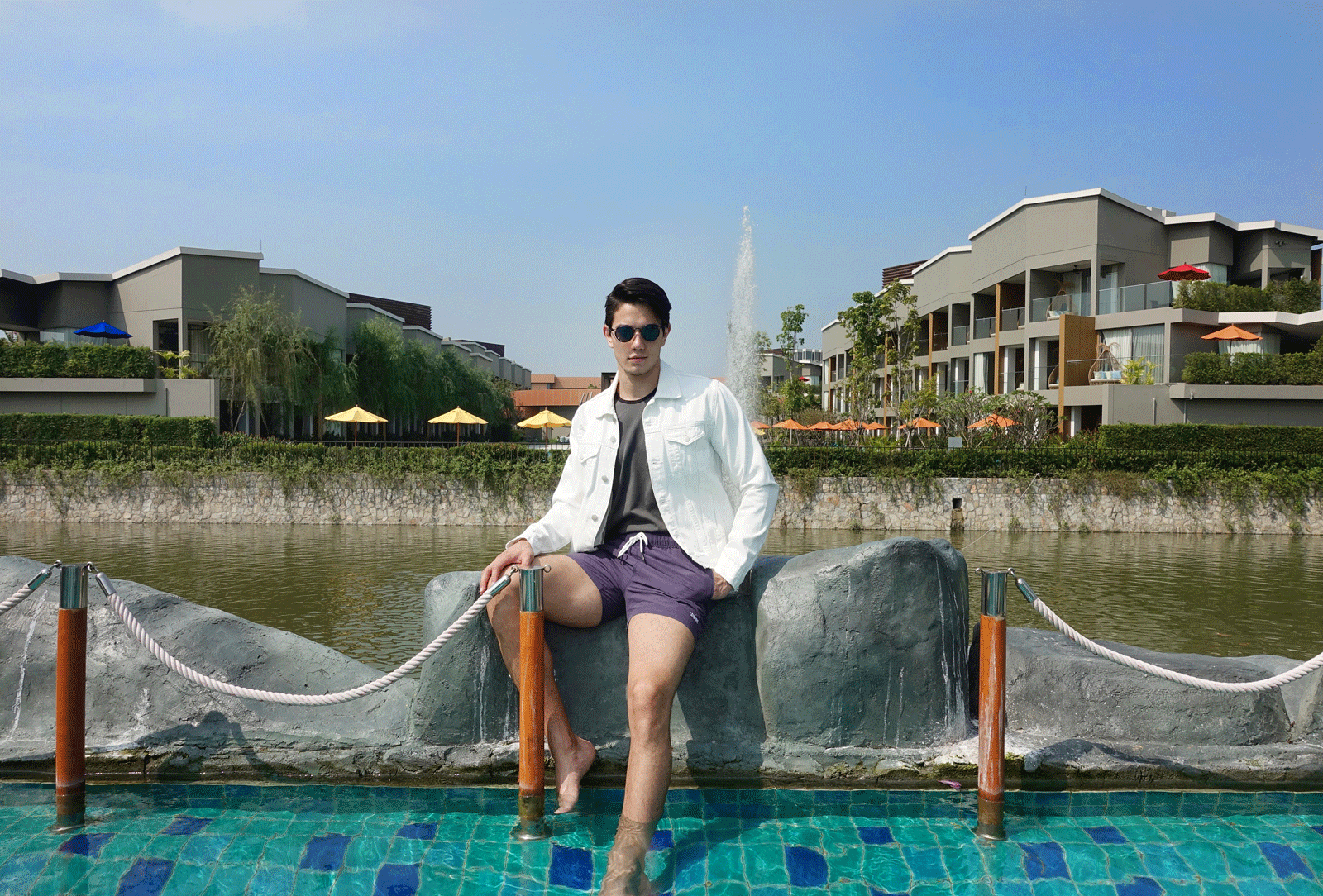 jacket : CV_homme / tank top : NOXX / shorts : Leisure Projects / sunglasses : TAVAT