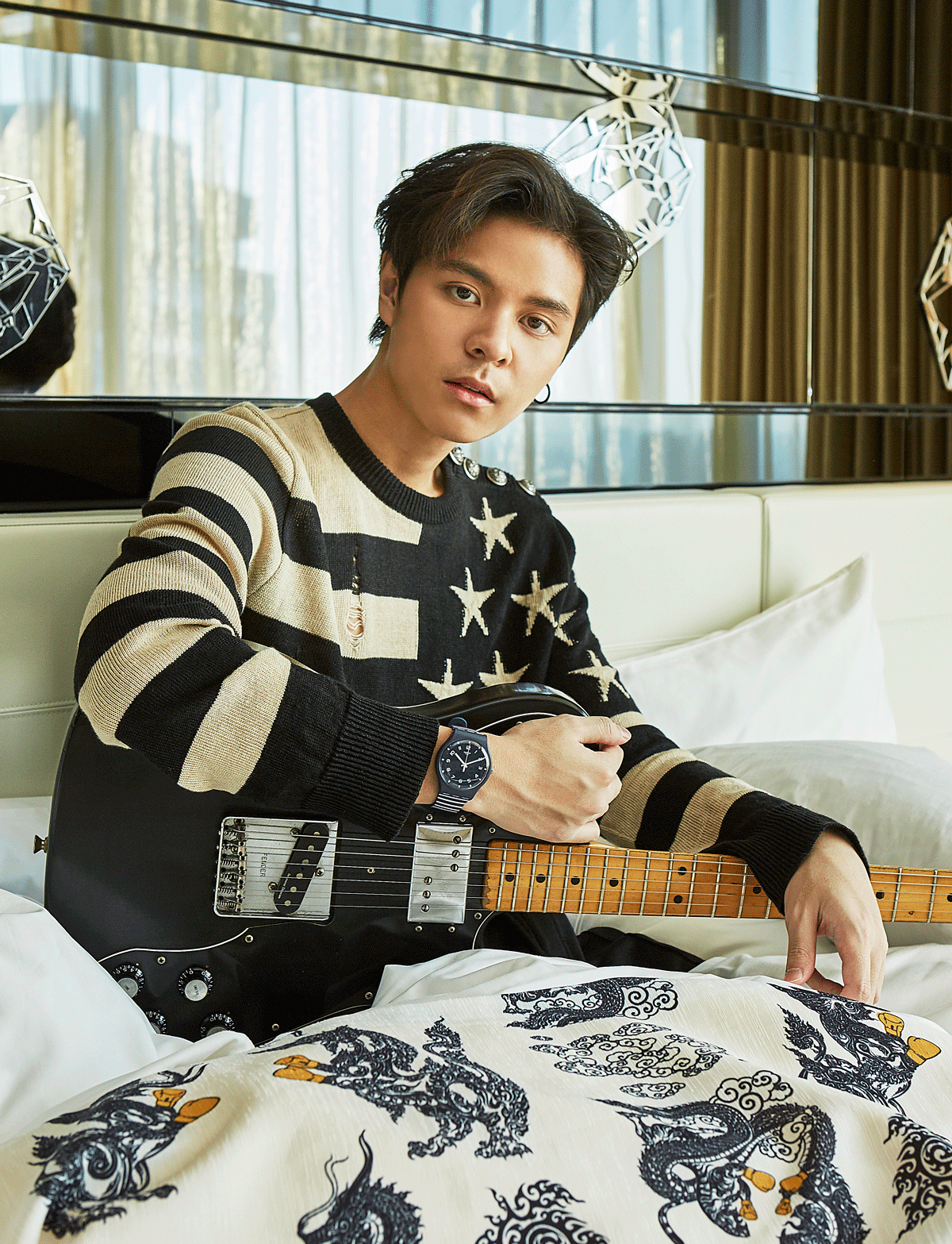 sweater : BALMAIN / watch : SWATCH model : STRIURE