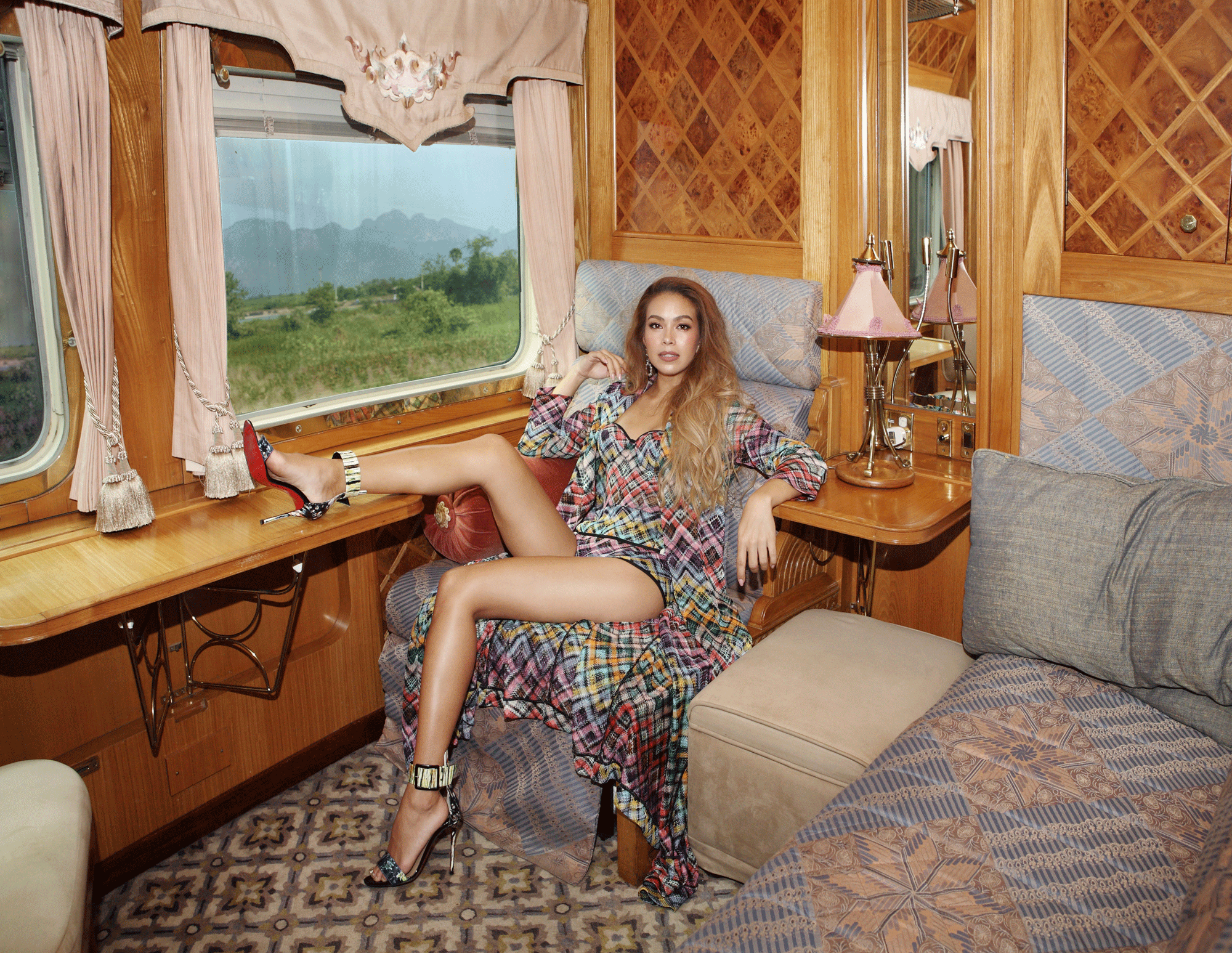 clothes : MISSONI / shoes : Christian Louboutin / earrings : 77th