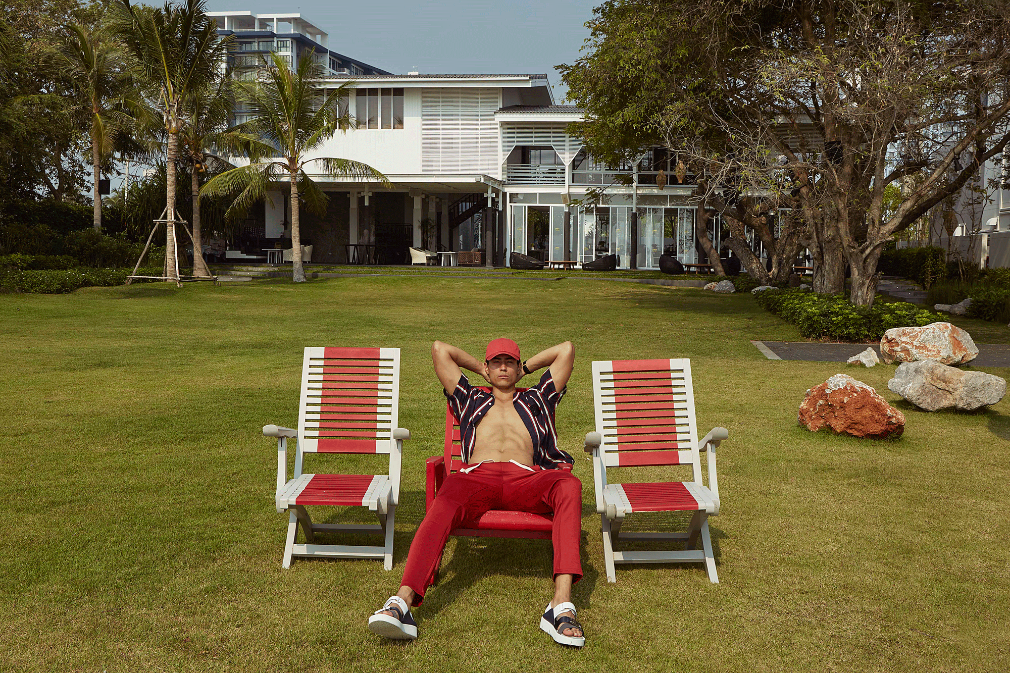 clothes : CV_homme / sandals : Leisure Projects