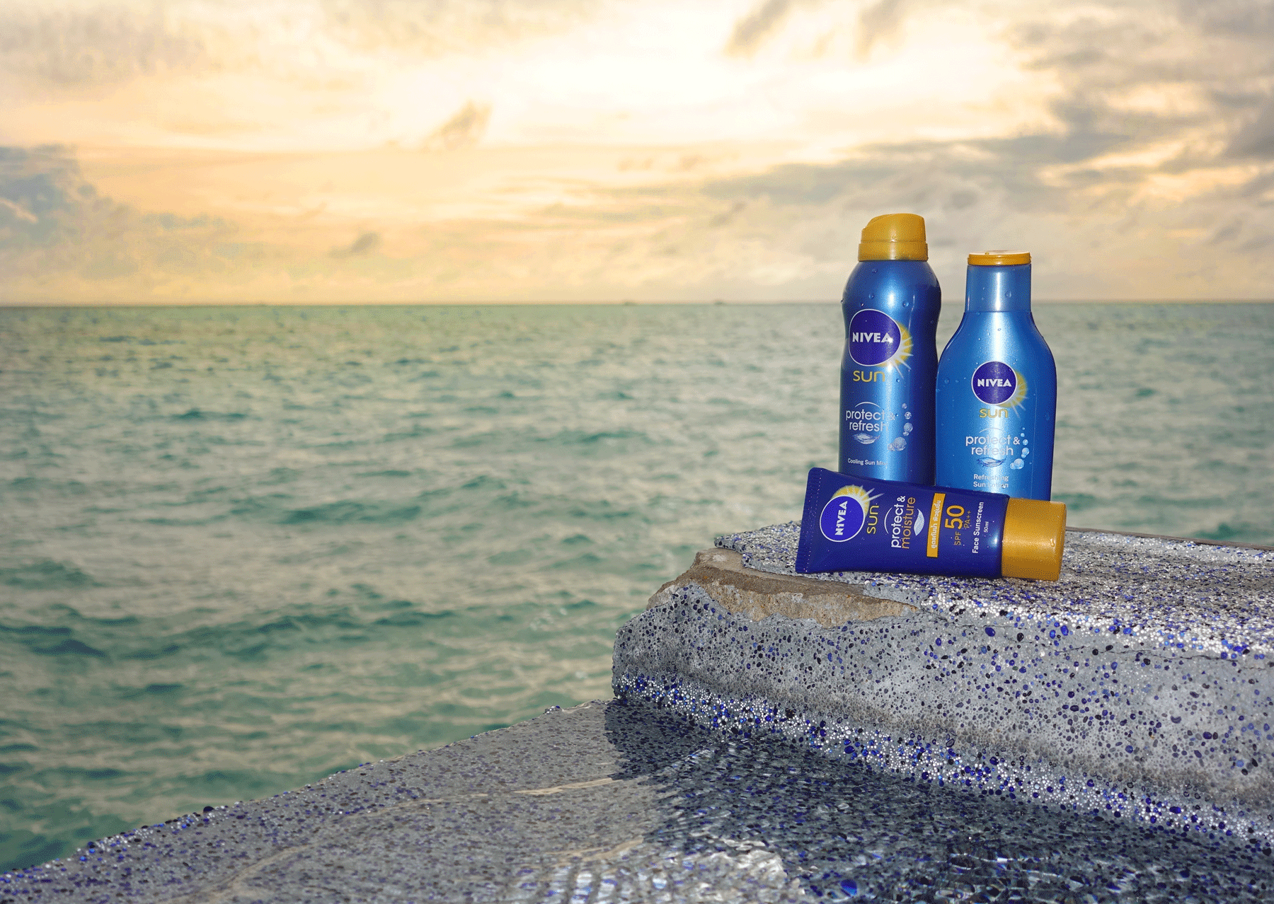 NIVEA Sun Protect & Refresh Body Lotion SPF50 PA++++ / โลชั่นกันแดดเนื้อบางเบา ช่วยปกป้องผิวจากรังสี UVA UVB สูตรเย็นเมนทอล เย็นสดชื่นบนผิว ซึมทันทีไม่เหนี่ยวเหนอะหนะ ไม่ทิ้งคราบขาว ฟื้นบำรุงผิวจากแสงแดดด้วย วิตามินอี บริสุทธิ์ 96% เพิ่มความชุ่มชื้นให้แก่ผิว สูตรกันน้ำไม่หลุดลอกง่าย NIVEA Sun Protect & Refresh Cooling Sun Mist SPF50 / สเปรย์กันแดด สูตรเย็นเมนทอลสดชื่นสำหรับผิวกาย ปกป้องทันที สะดวกในการใช่เหมาะสำหรับการออกแดดช่ วยปกป้องผิวจากรังสี UVA UVB ซึมทันทีไม่เหนียวเหนอะหนะ ไม่ทิ้งคราบขาว สูตรกันน้ำไม่หลุดลอกง่าย NIVEA Sun Protect & Moisture Face Sunscreen SPF50 PA++ / โลชั่นสำหรับผิวหน้า ป้องกันแสงแดด พร้อมให้ความชุ่มชื่นอิ่มน้ำกับผิวได้มากถึง 3 เท่า ช่วยปกป้องผิวจากรังสี UVA UVB ฟื้นบำรุงผิวจากแสงแดดด้วยวิตามิน อี และ มอยซ์เจอไรซิ่ง พาวเวอร์ถึง 10 ชนิด มั่นใจว่าผิวหน้าไม่ไหม้หลังออกแดด