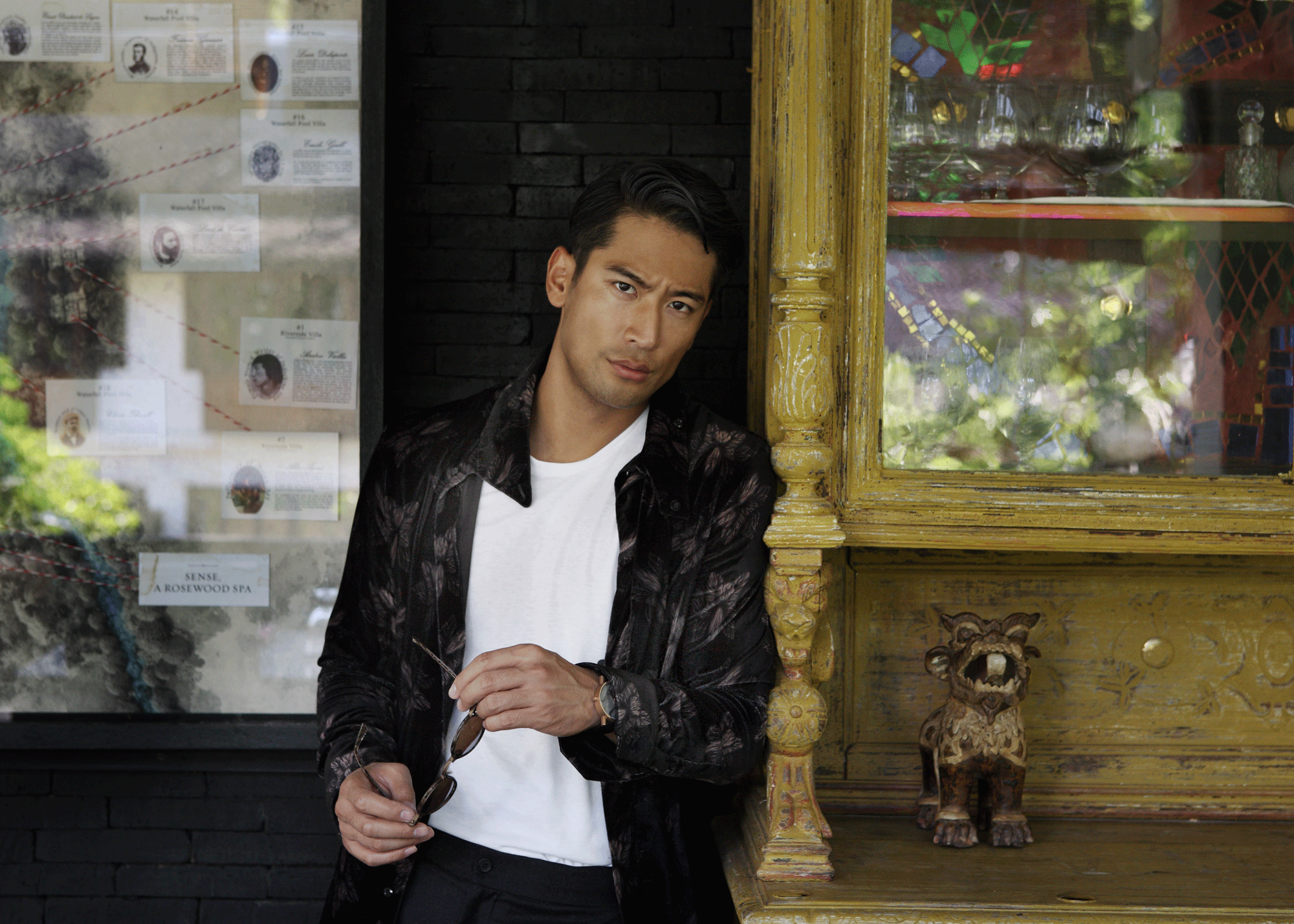 clothes : Emporio Armani / sunglasses : TAVAT eyewear / watch : FORREST
