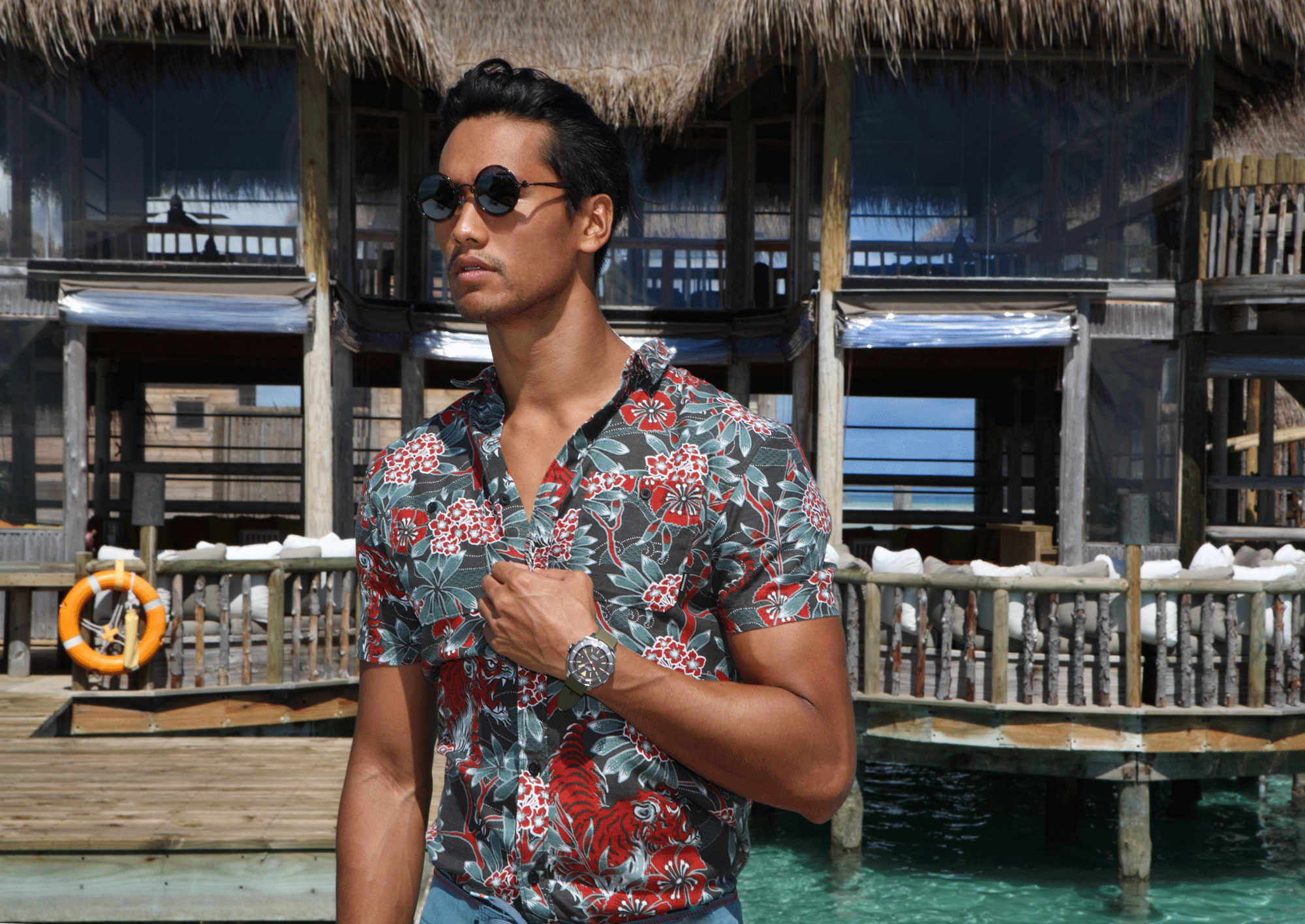 clothes : QUIKSILVER / sunglasses : TAVAT watch : ALPINA SEASTRONG DIVER 300