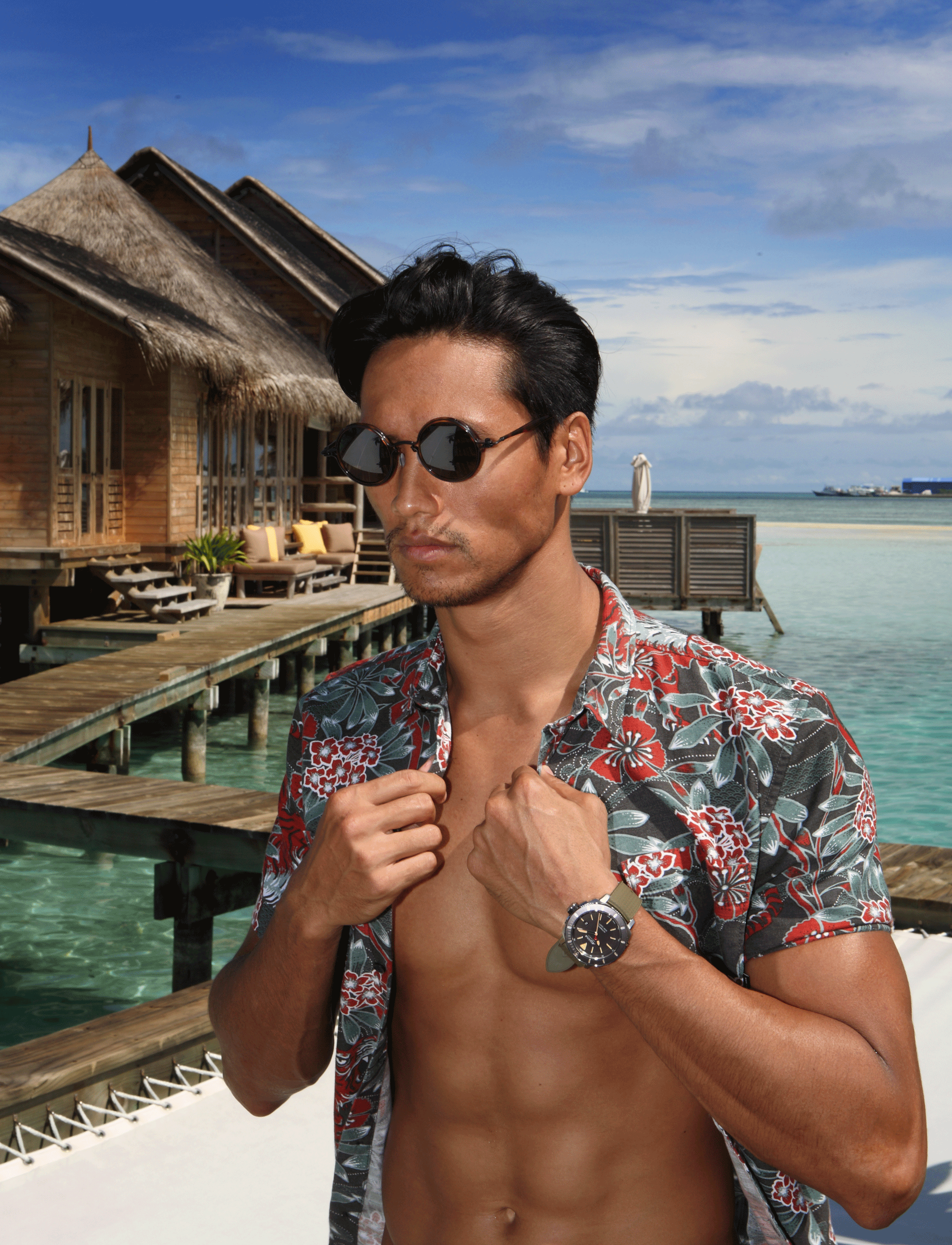 clothes : QUIKSILVER / sunglasses : TAVAT watch : ALPINA SEASTRONG DIVER 300