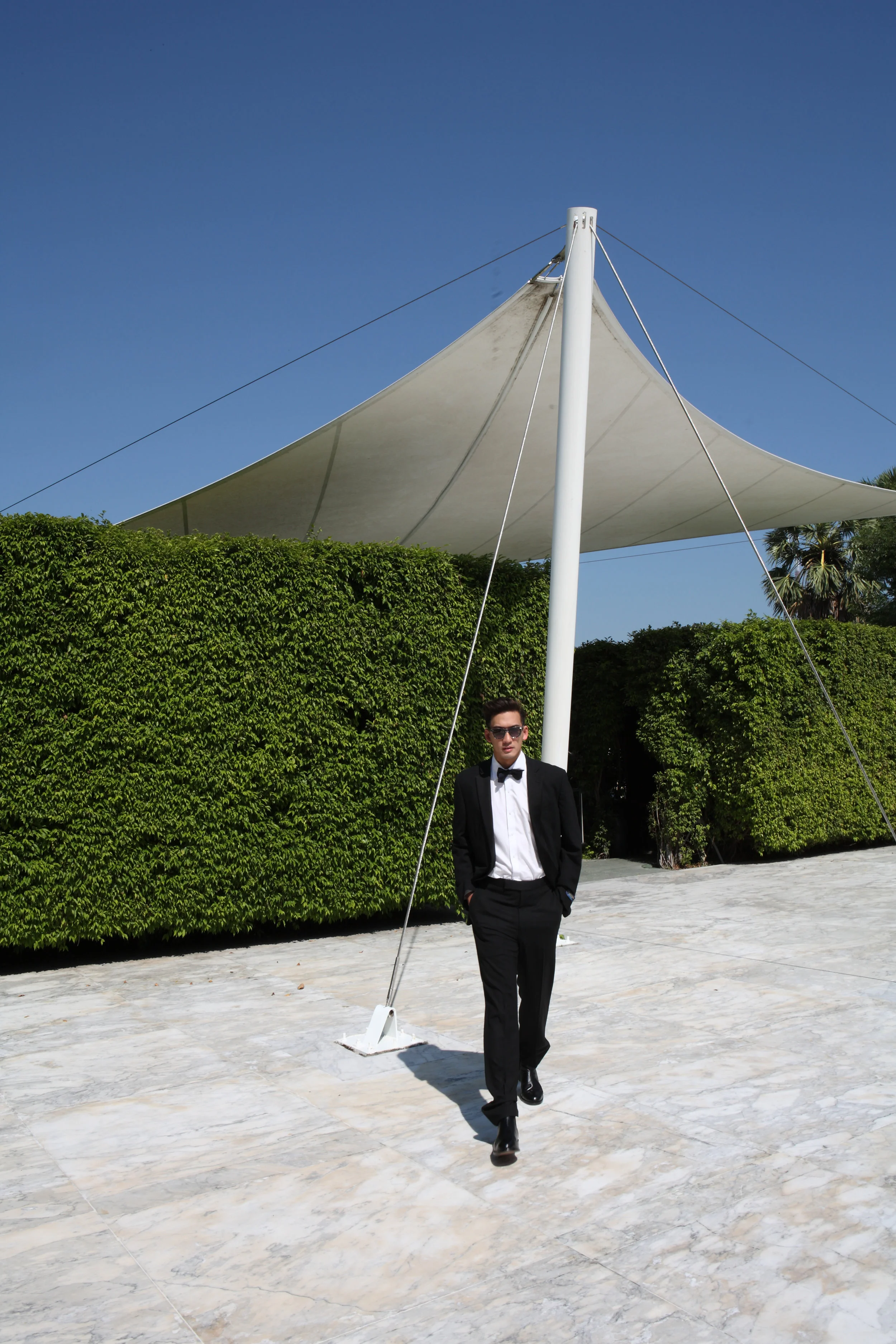 BOM : shirt : P.MITH / bow-tie : Seth neckwear / Tuxedo Suit : Brooks Brothers sunglasses : Blake Kuwahara