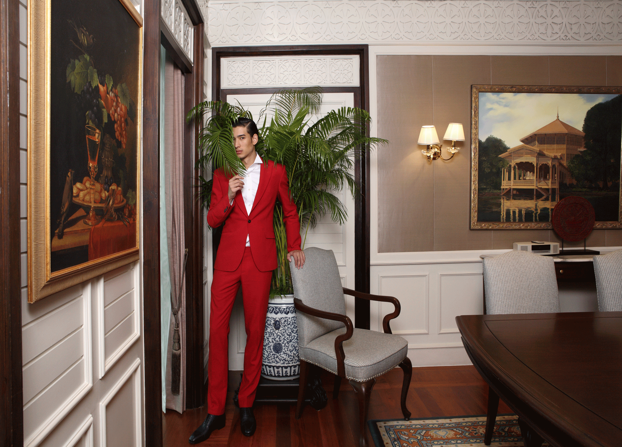 suit : Pinky Tailor / shirt : VVONSUGUNNASIL shoes : Christian Louboutin
