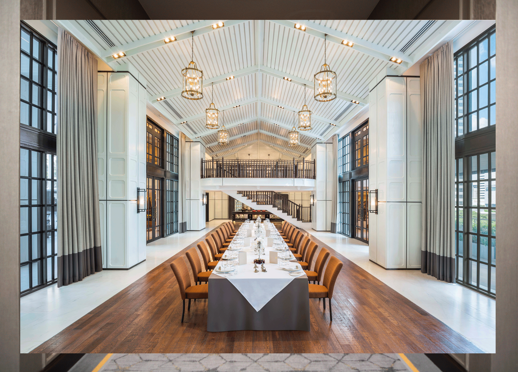 Kandhavas Place presents another flawless wedding setting. An elegant mezzanine enables special announcements, a top table or live band. Below a stylish staircase, a smartly staffed theatre kitchen prepares original canapés and first-rate meals.