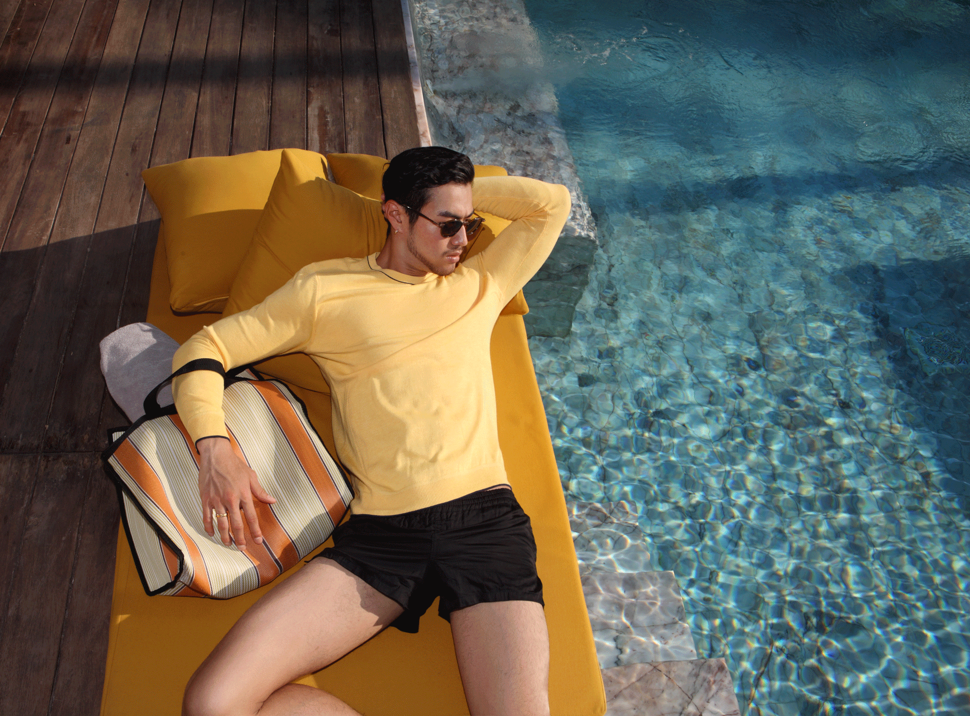 sweater : G2000 / sunglasses : TAVAT