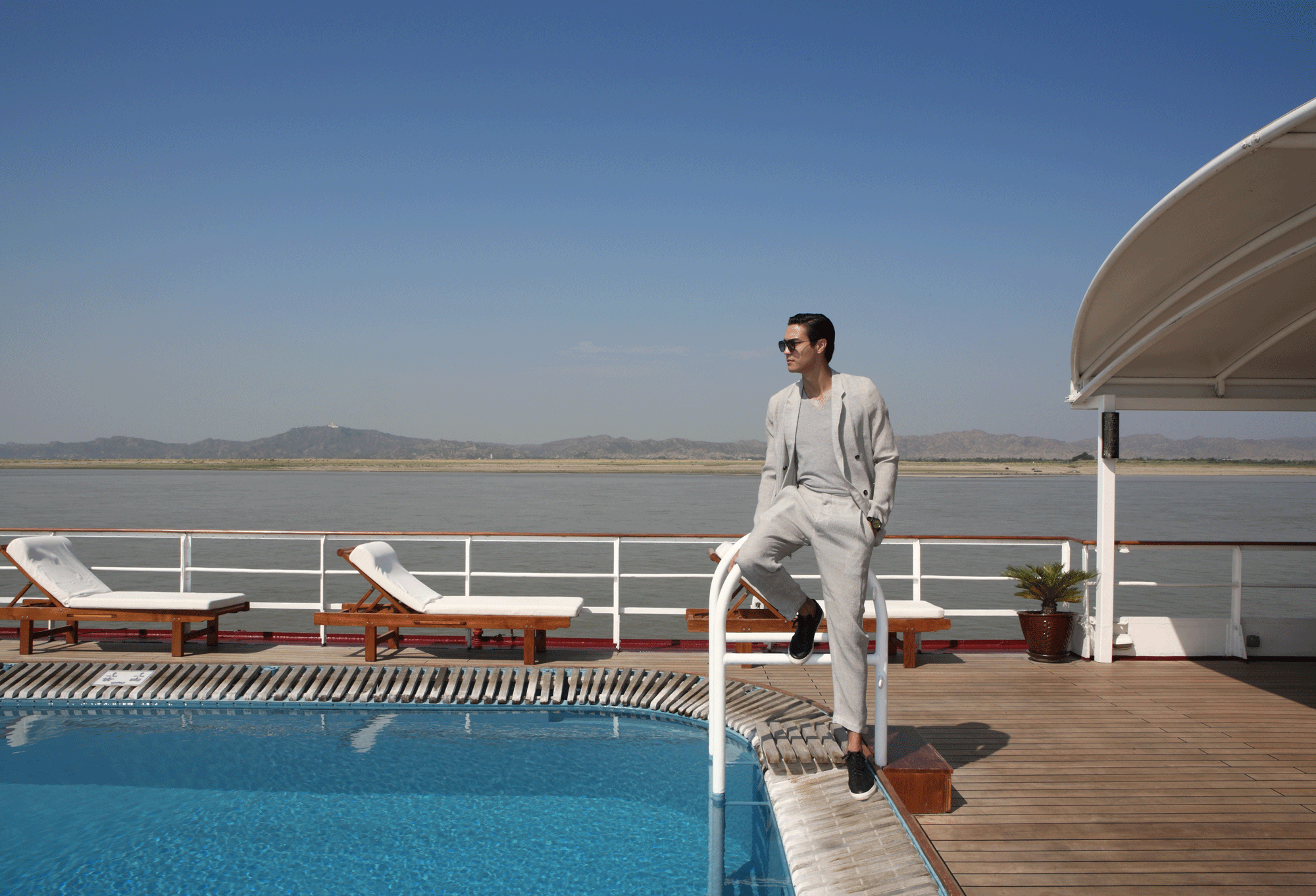 suit : Emporio Armani / tshirt : JOCKEY / sunglasses : SPEKTRE